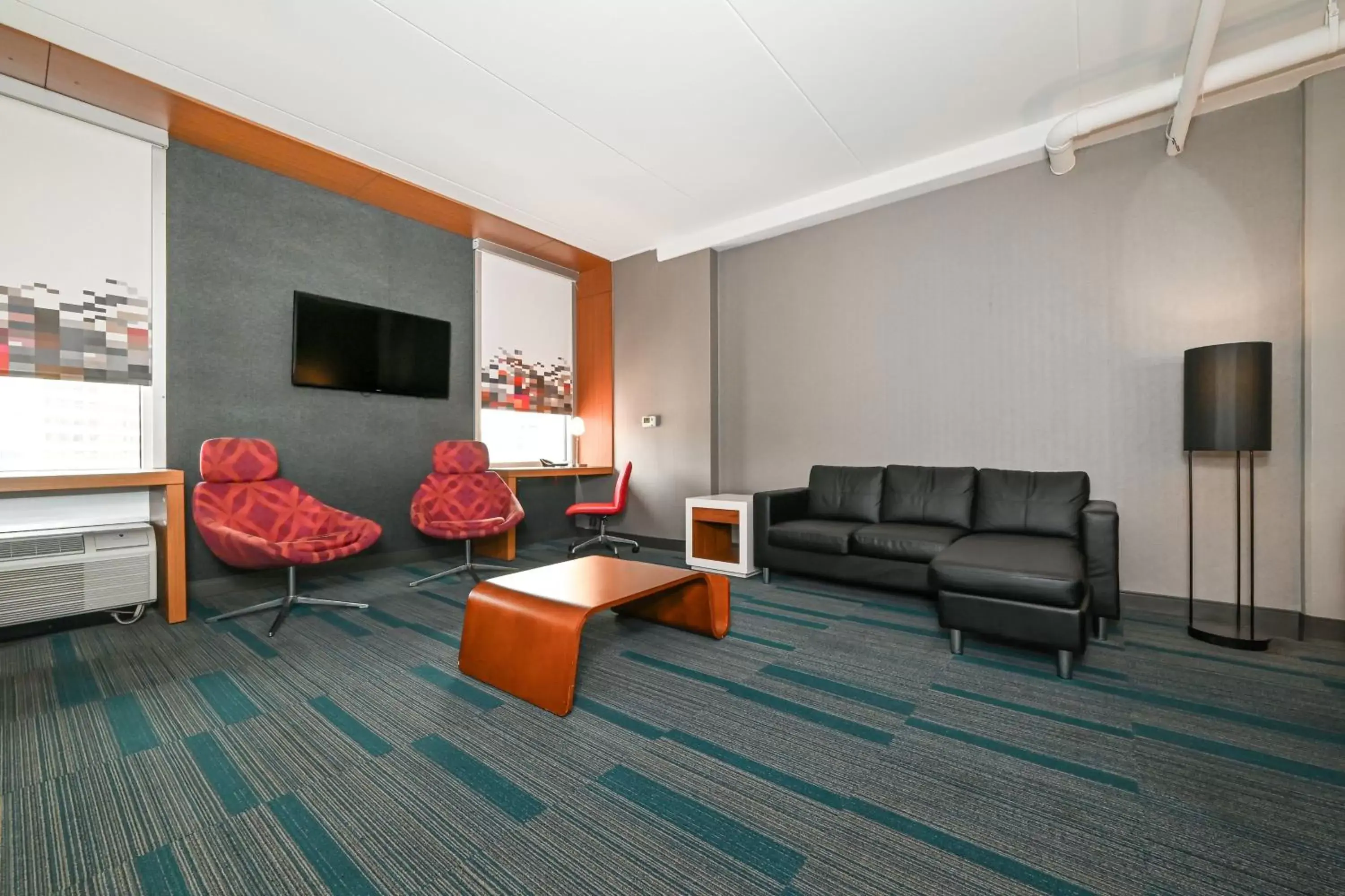 Living room, Seating Area in Aloft Charlotte City Center