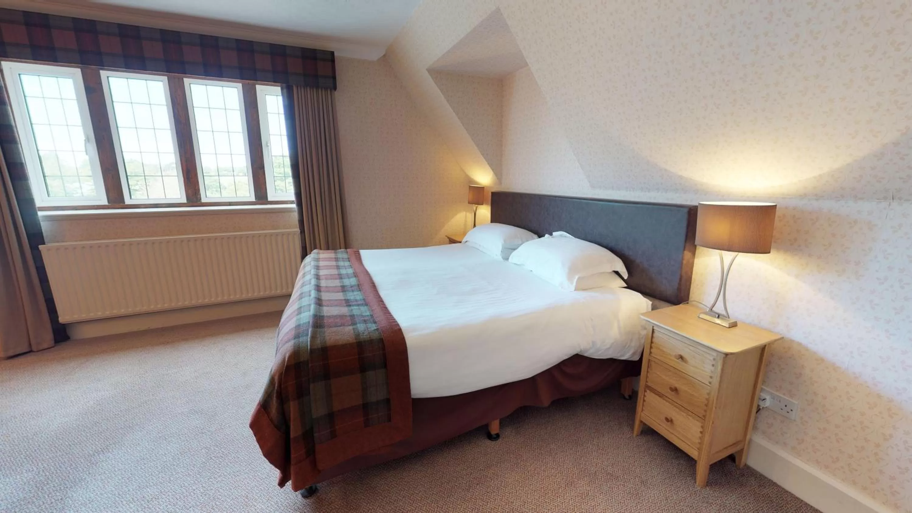 Bedroom, Bed in Macdonald Elmers Court Resort