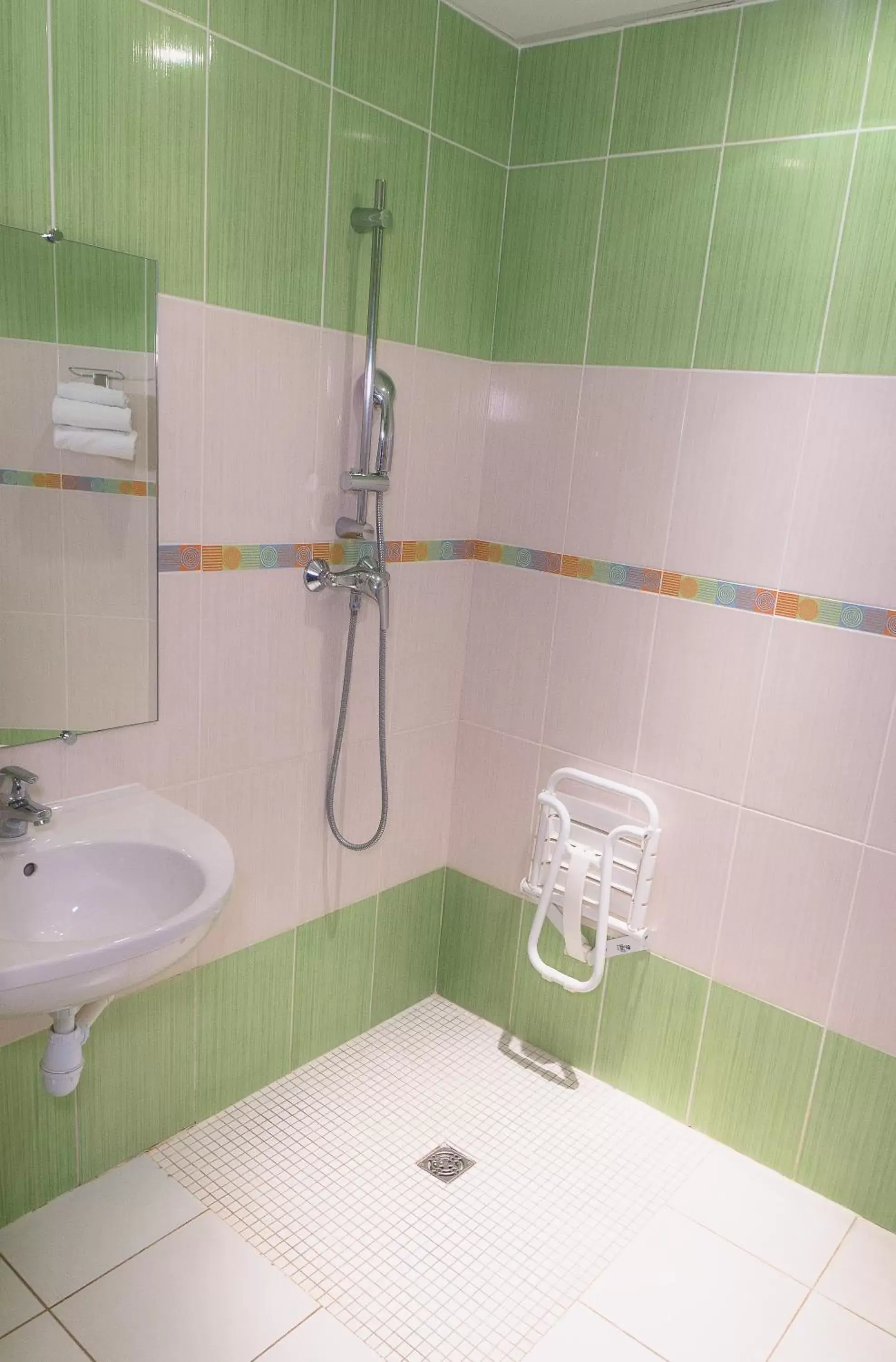 Shower, Bathroom in Fasthôtel Périgueux
