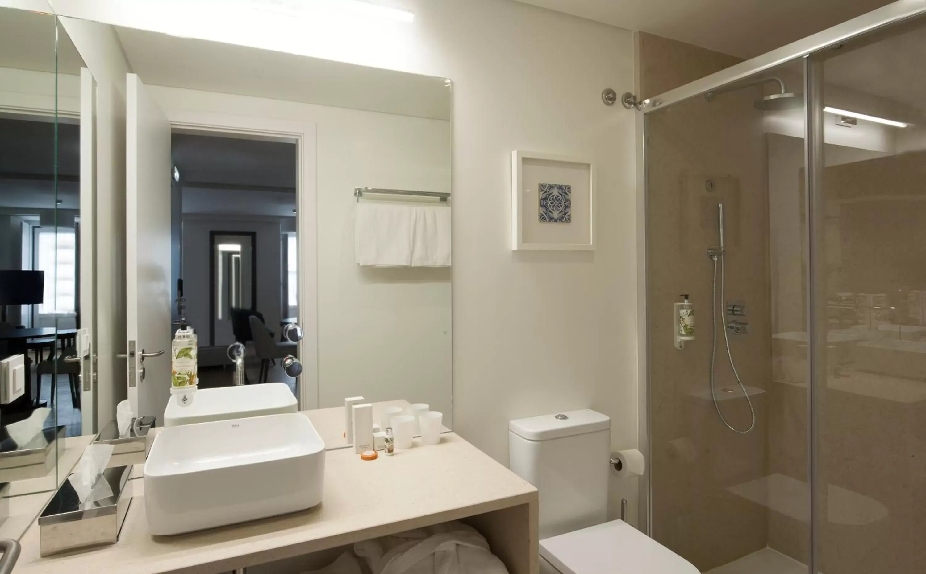 Shower, Bathroom in Grape Harbor Prata Apartments