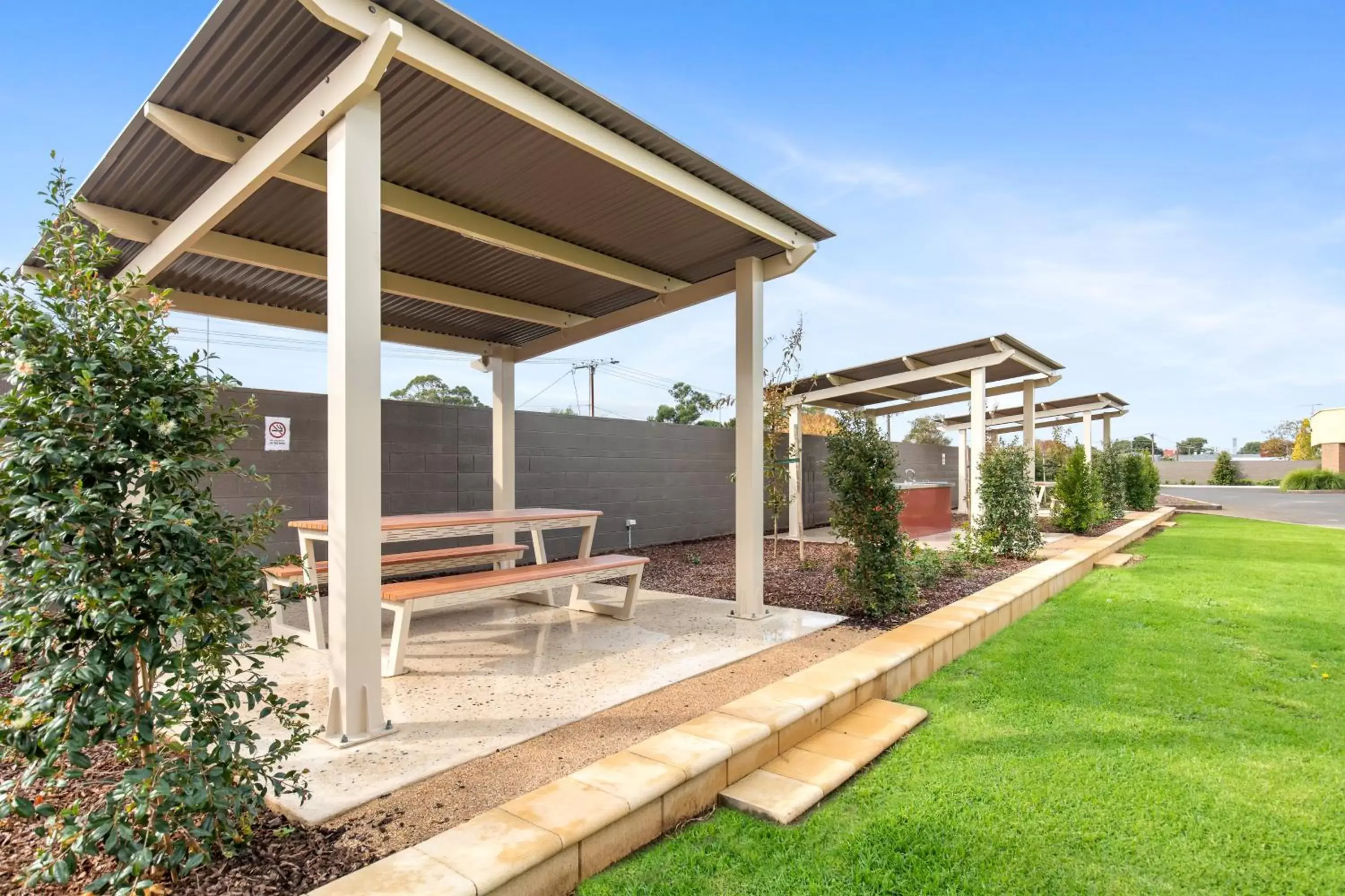 BBQ facilities in Presidential Motel