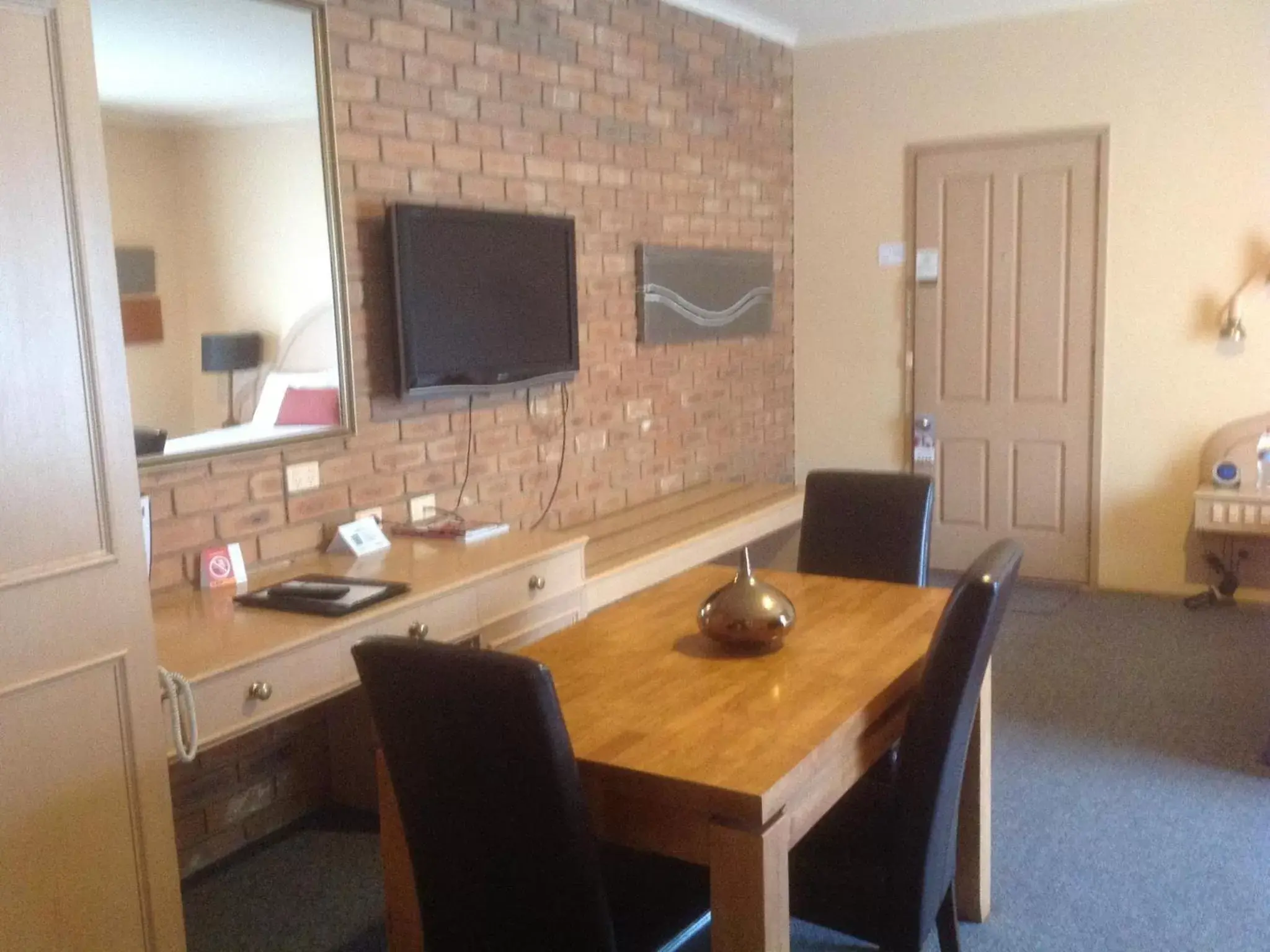 Seating area, TV/Entertainment Center in Quality Inn Colonial