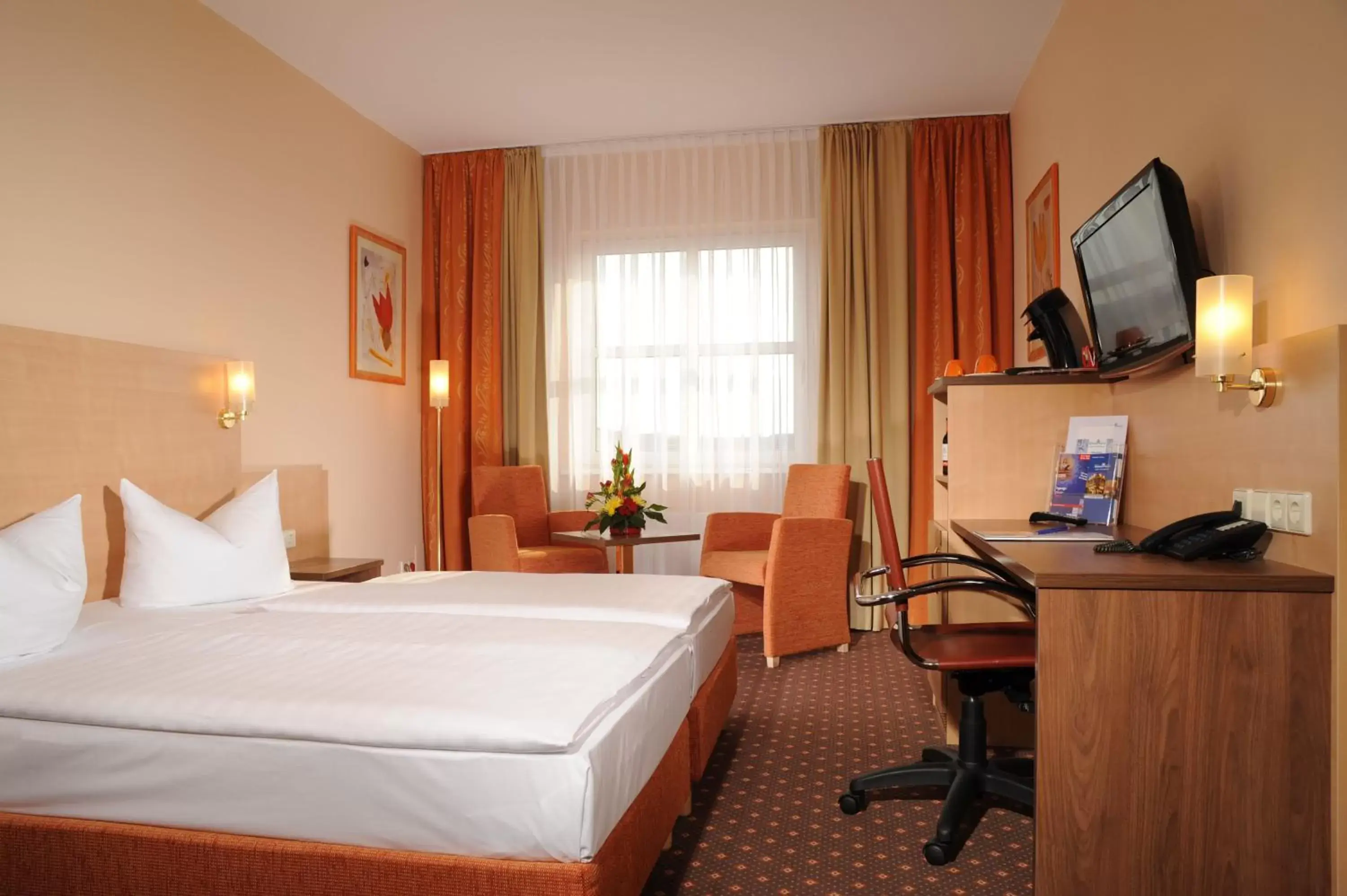 Photo of the whole room, Room Photo in PLAZA INN Berlin Charlottenburg