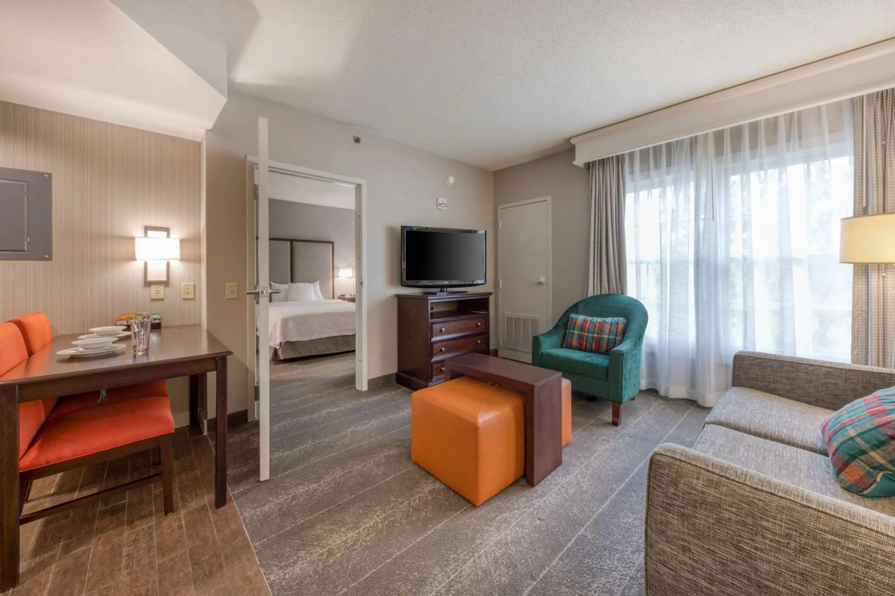 Living room, TV/Entertainment Center in Homewood Suites by Hilton Olmsted Village