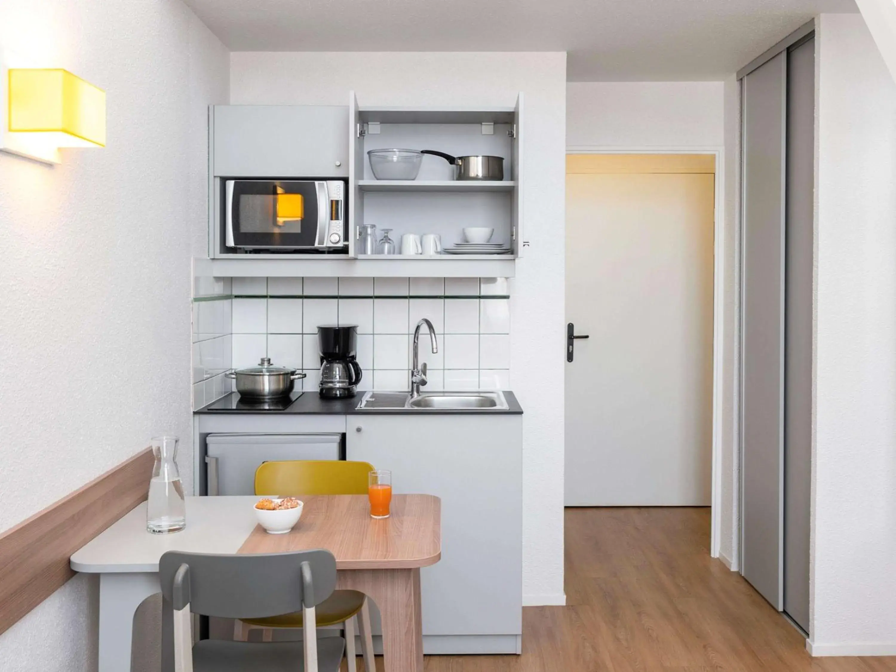 Photo of the whole room, Kitchen/Kitchenette in Aparthotel Adagio Access La Défense - Place Charras