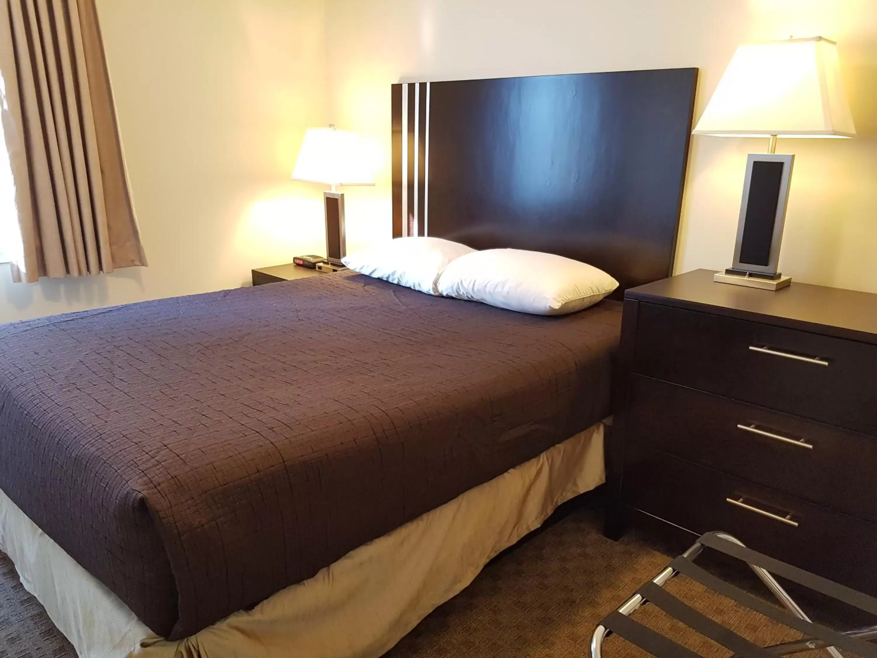 Bedroom, Bed in Travelodge by Wyndham Kamloops Mountview