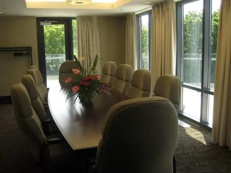 Business facilities, Seating Area in Kent State University Hotel and Conference Center