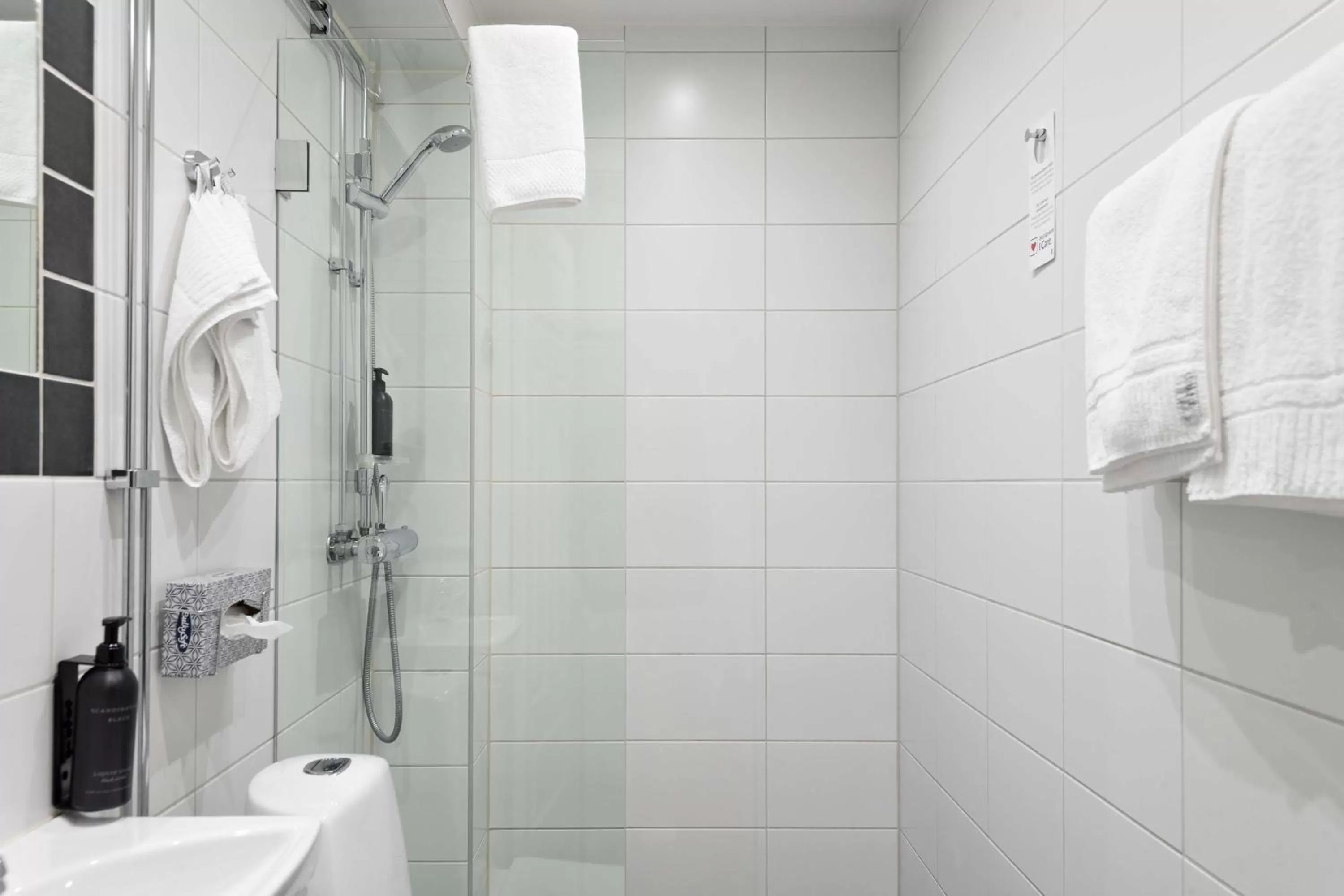 Shower in Best Western Centralhotellet