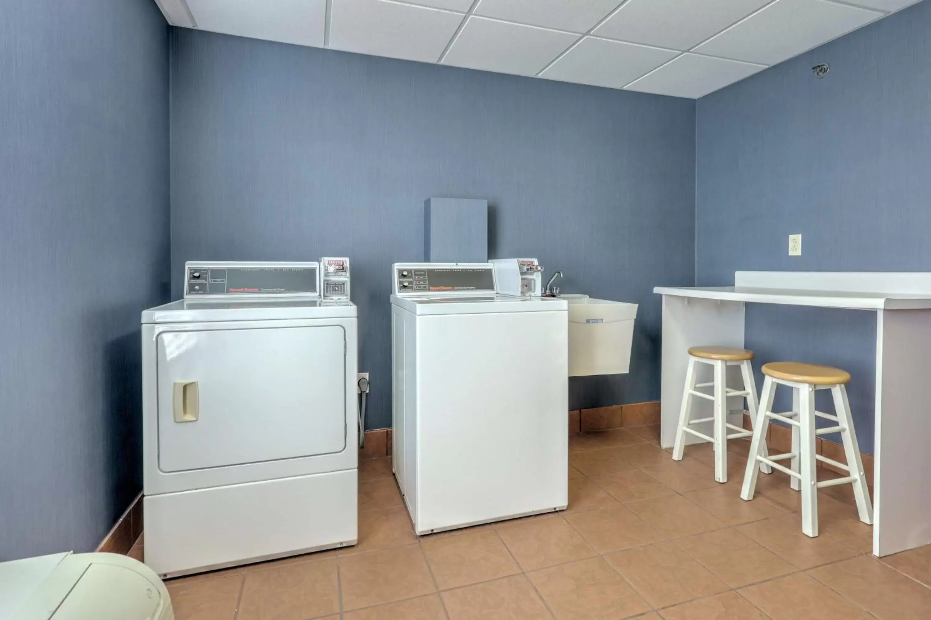 Property building, Kitchen/Kitchenette in Hampton Inn Batavia