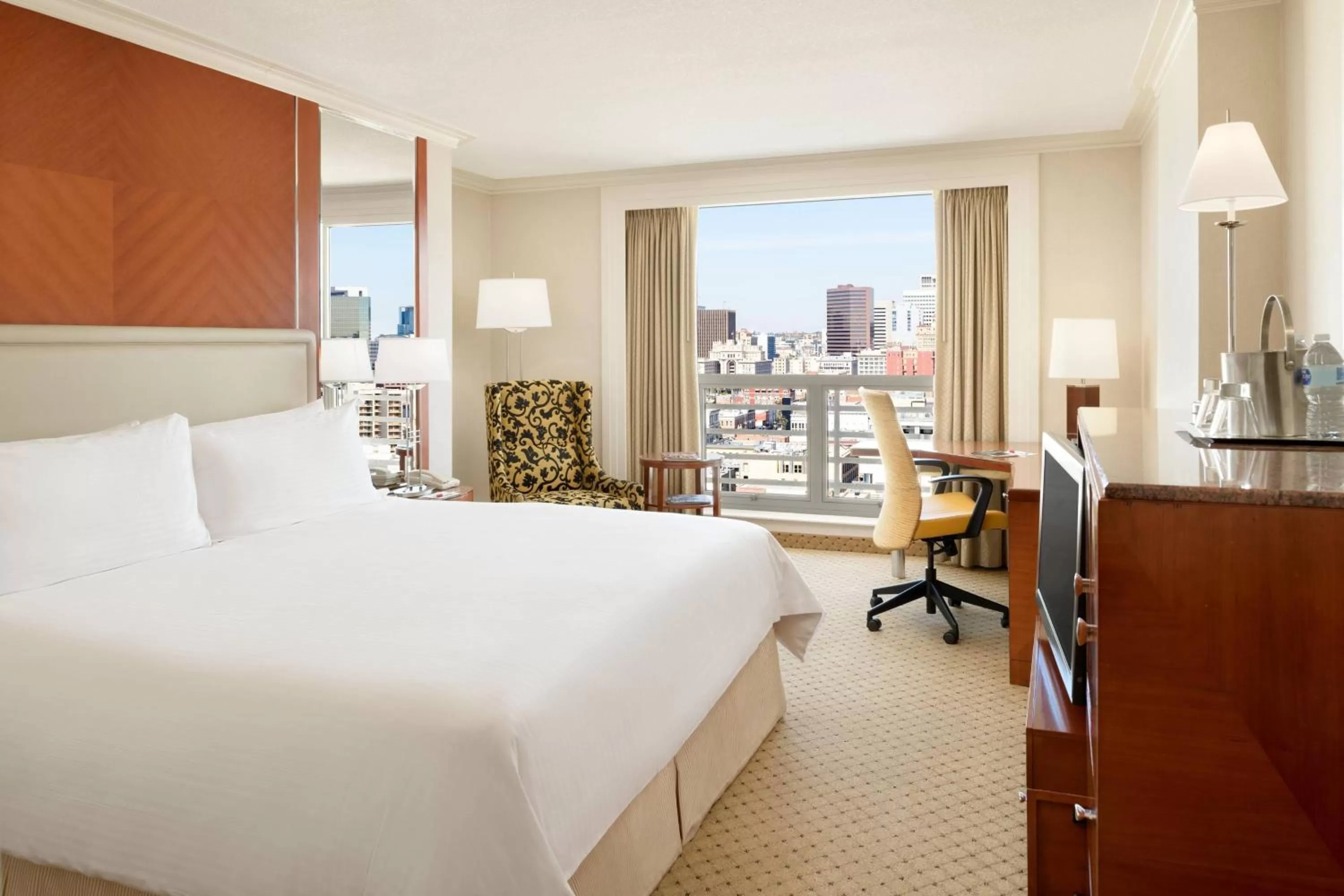 Photo of the whole room, Bed in San Diego Marriott Gaslamp Quarter