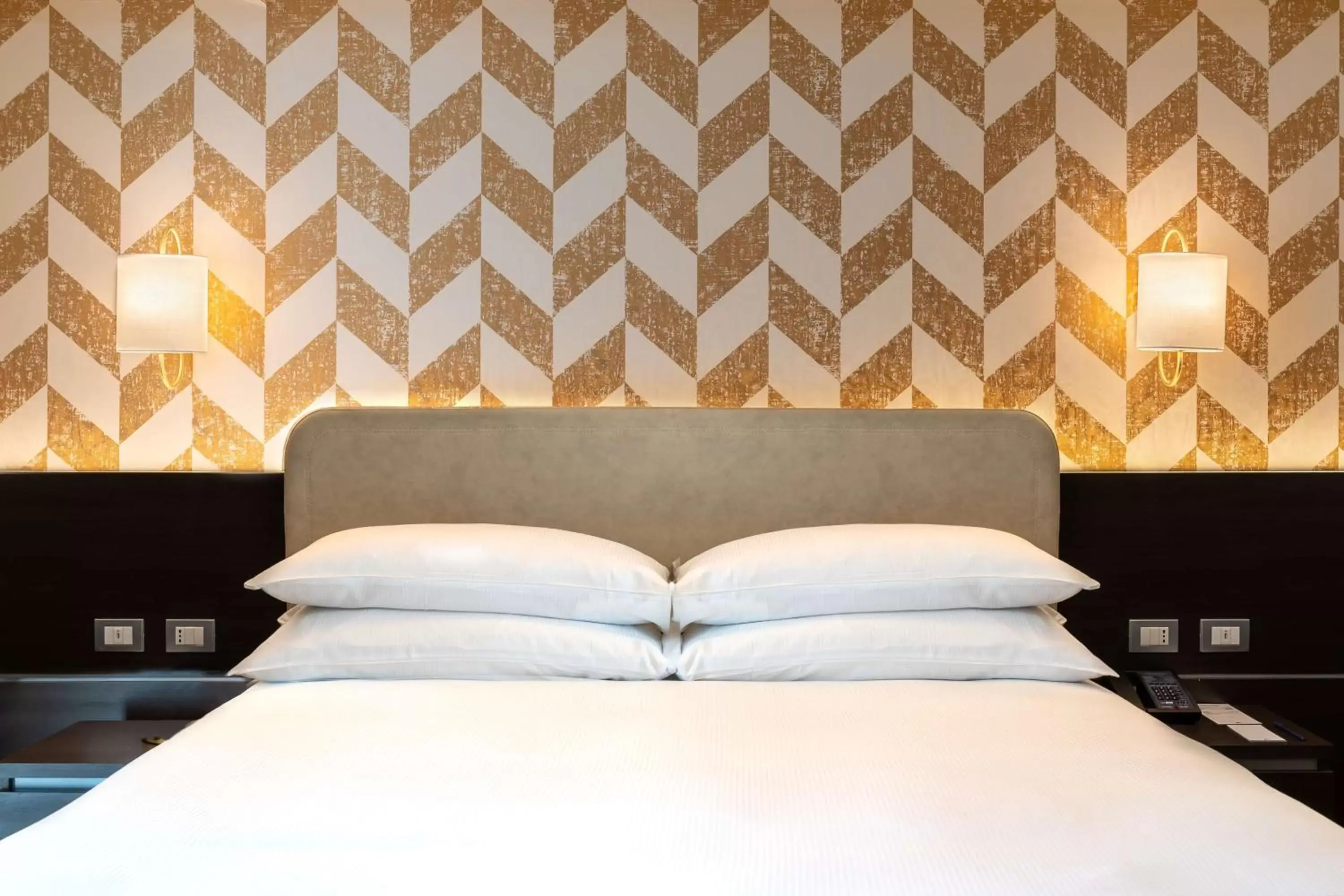 Bathroom, Bed in Doubletree by Hilton Milan Malpensa Solbiate Olona Bathroom, Bed in Doubletree by Hilton Milan Malpensa Solbiate Olona