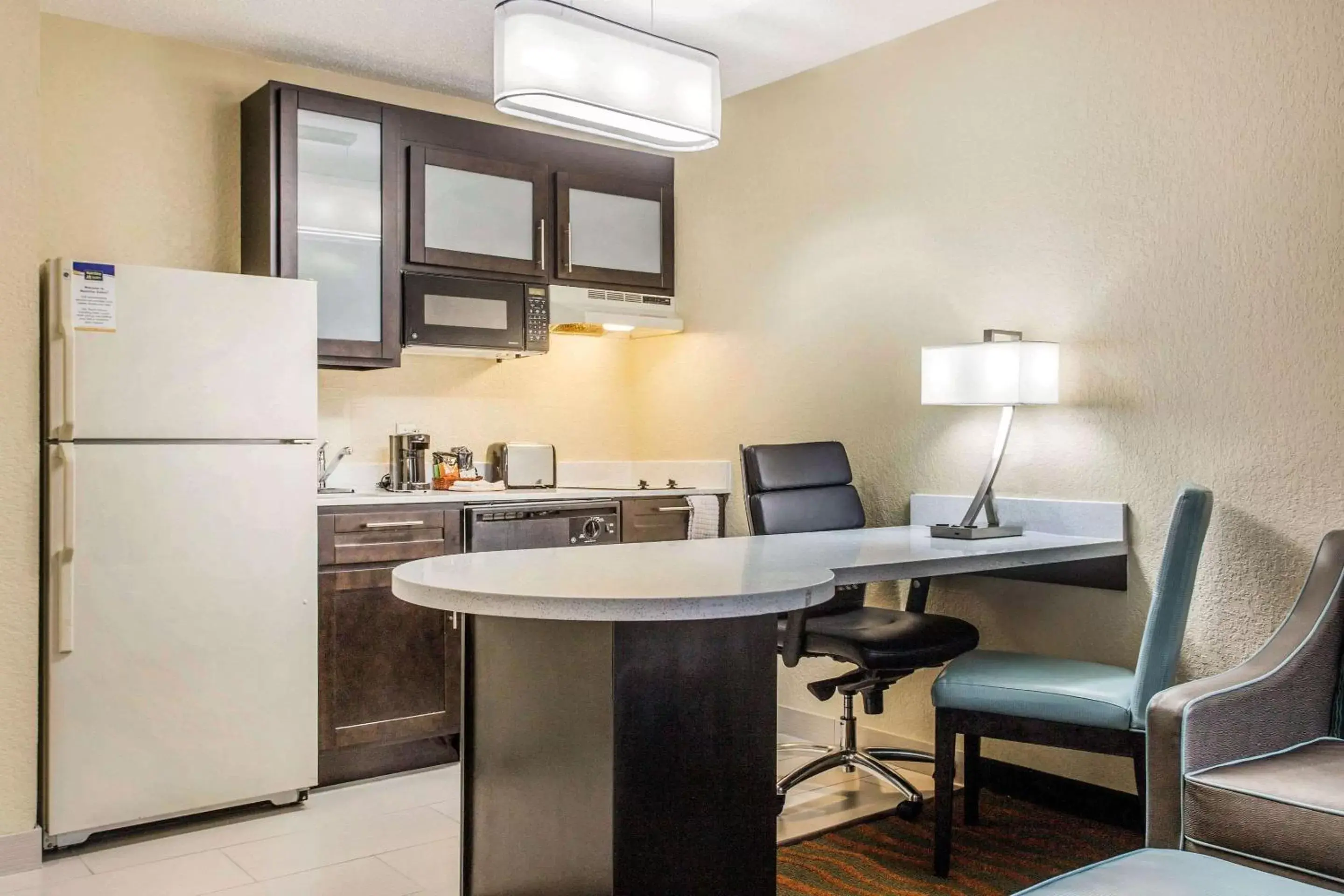 Photo of the whole room, Kitchen/Kitchenette in MainStay Suites Greenville Airport