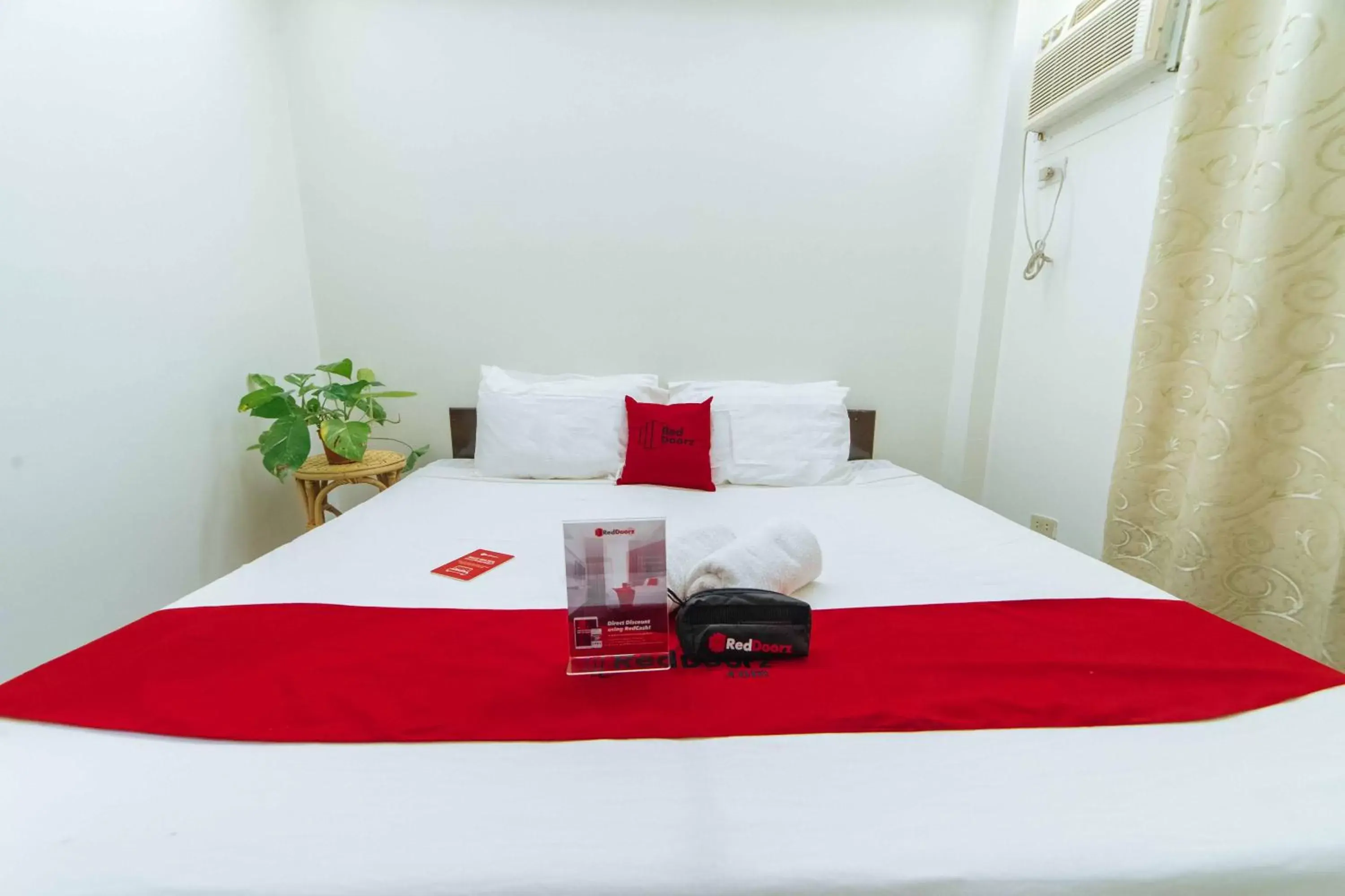 Bedroom, Bed in RedDoorz @ Ledesco Avenue Lapaz Iloilo Bedroom, Bed in RedDoorz @ Ledesco Avenue Lapaz Iloilo