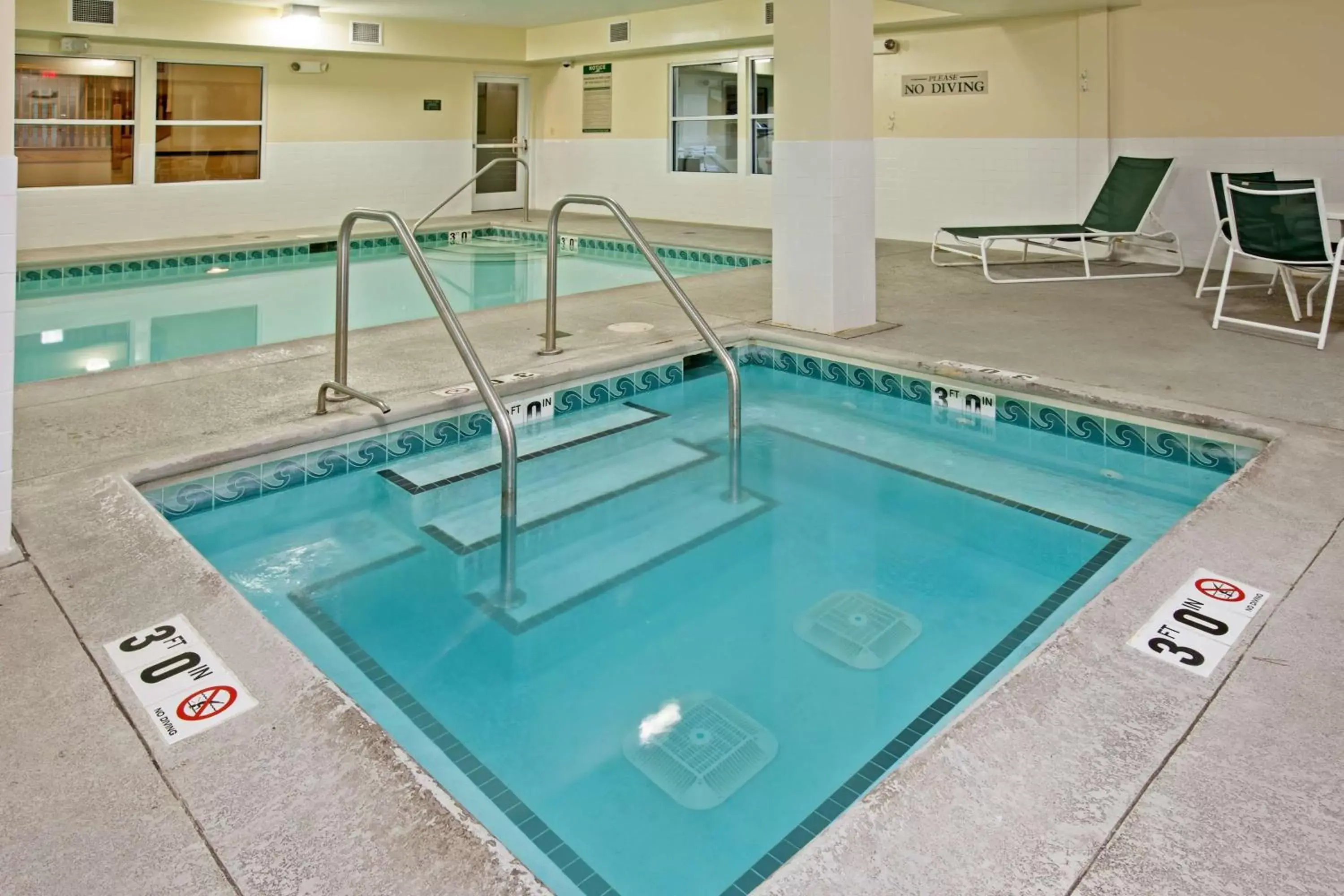 Hot Tub, Swimming Pool in Country Inn & Suites by Radisson, Chicago O Hare Airport