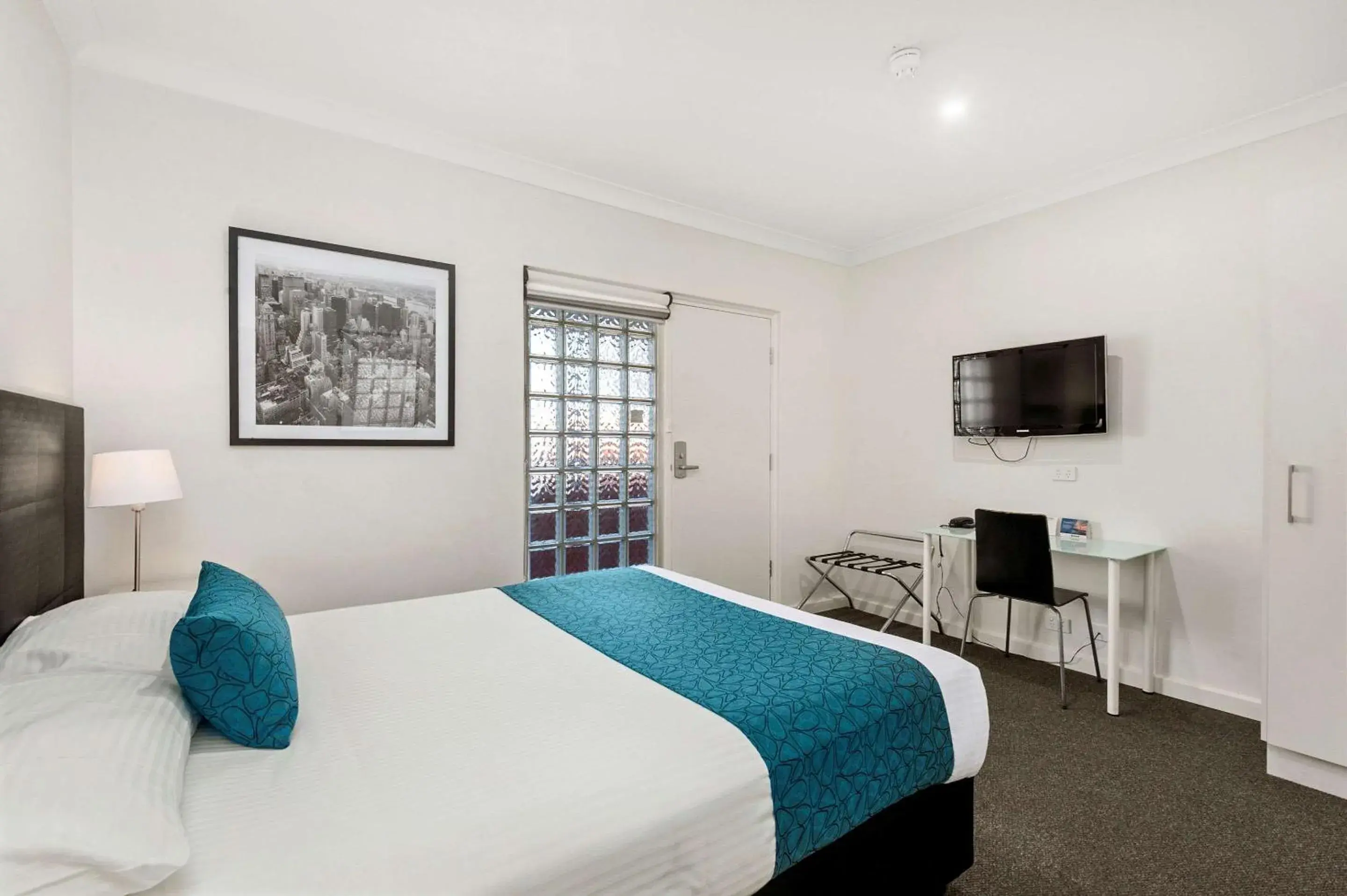 Photo of the whole room, Bed in COMFORT INN MANHATTAN - ADELAIDE