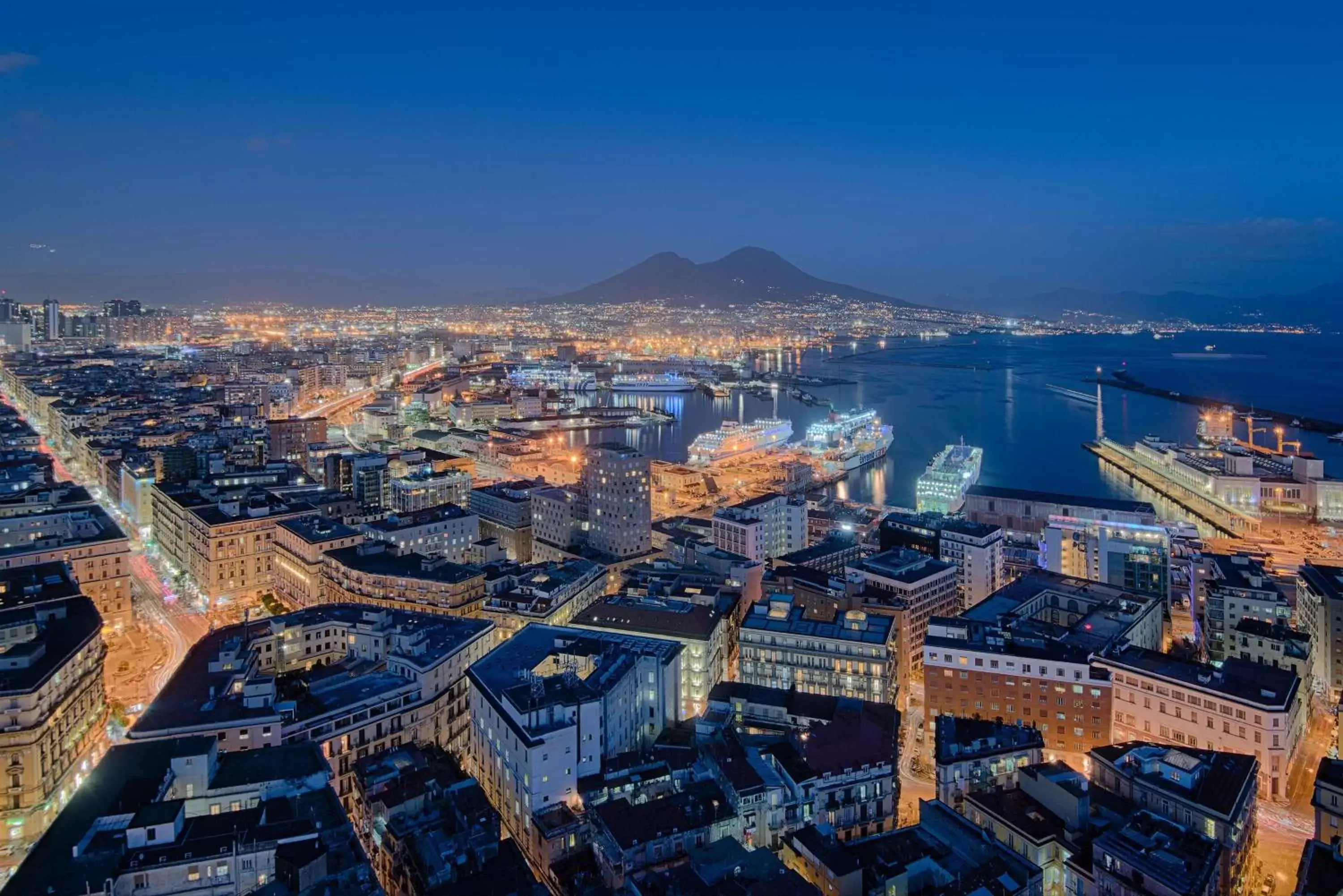 On site, Bird's-eye View in NH Napoli Panorama