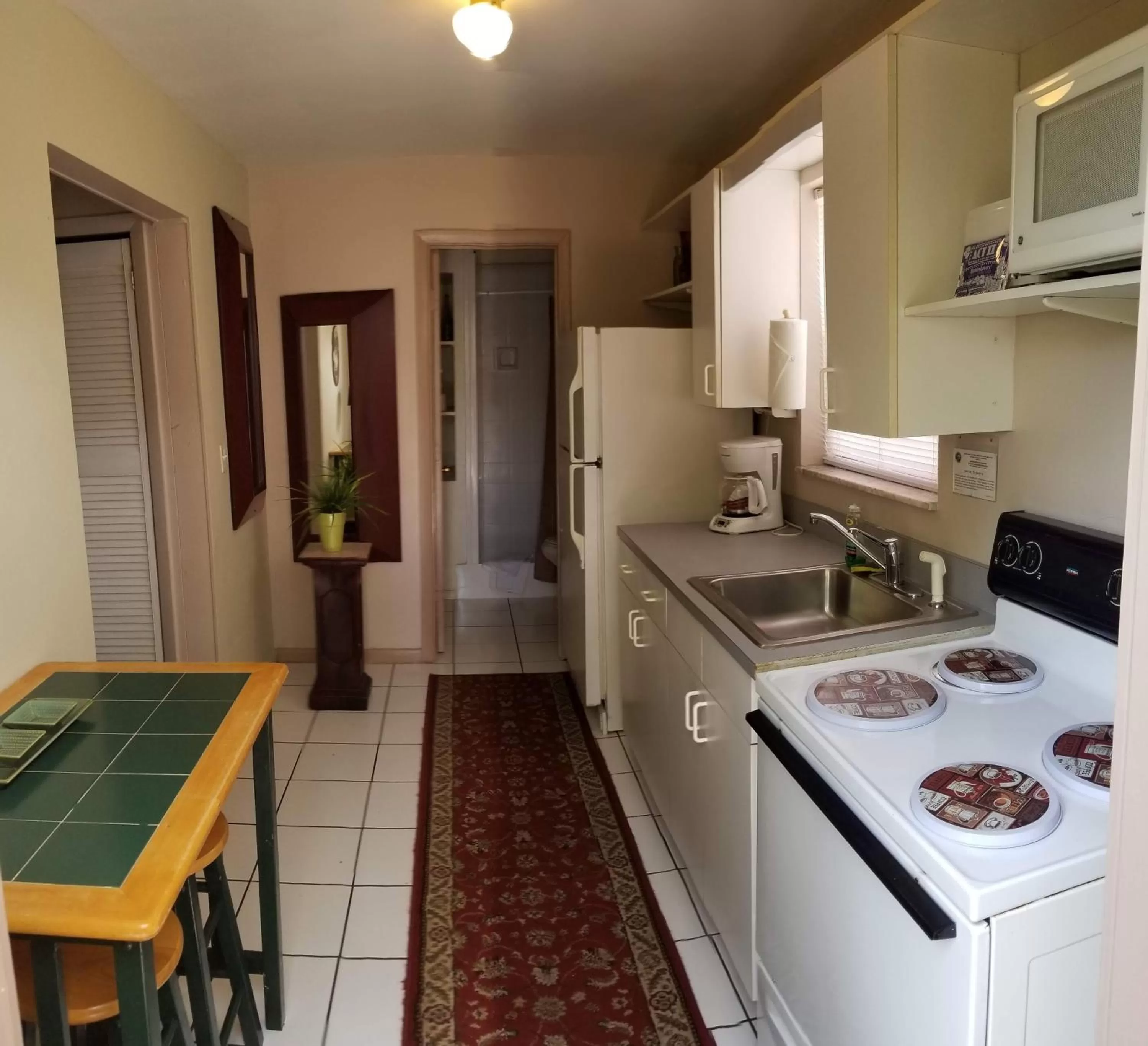 Kitchen or kitchenette in INN LEATHER GUEST HOUSE-GAY MALE ONLY