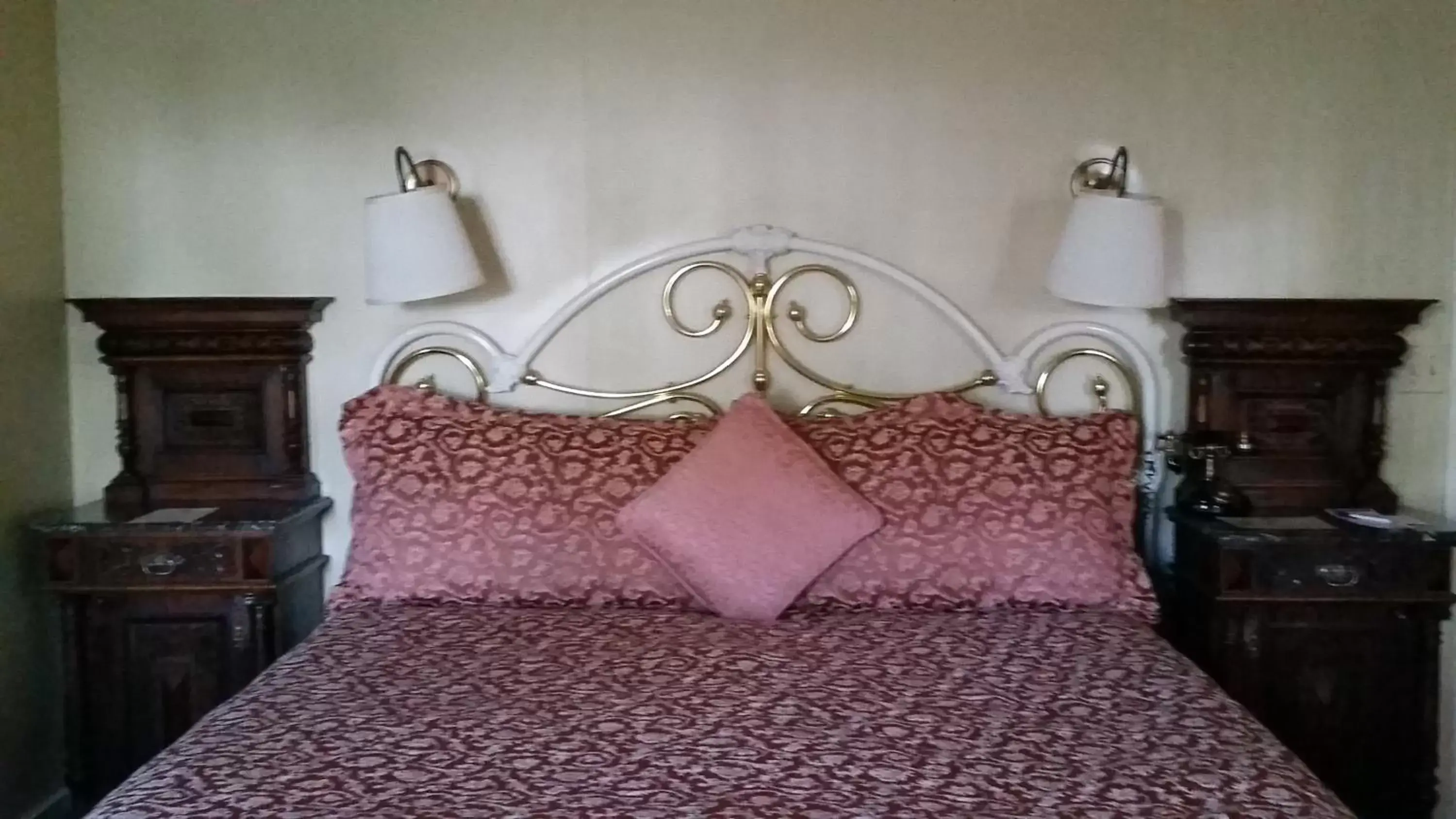 Bed in Mendocino Hotel & Garden