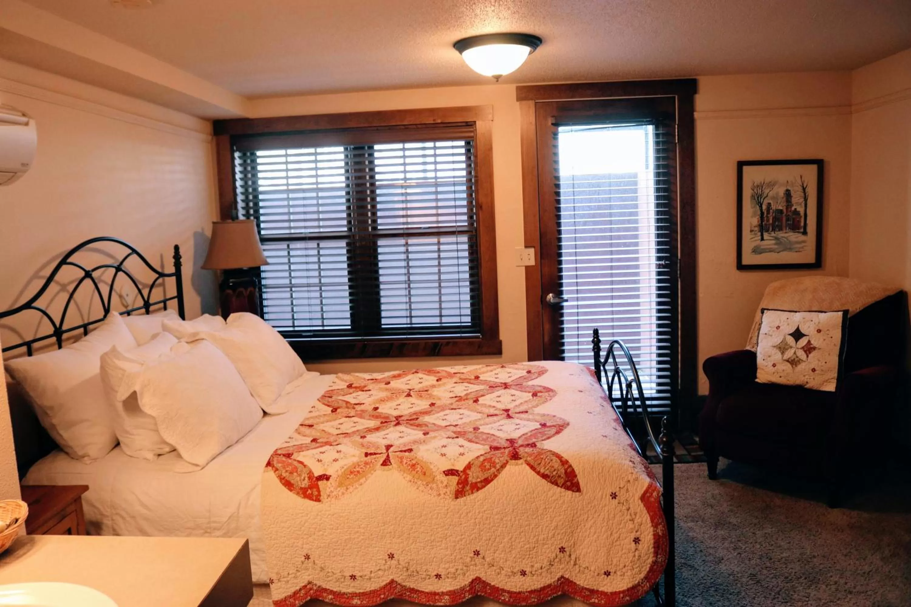 Bed in Iowa House Historic Inn