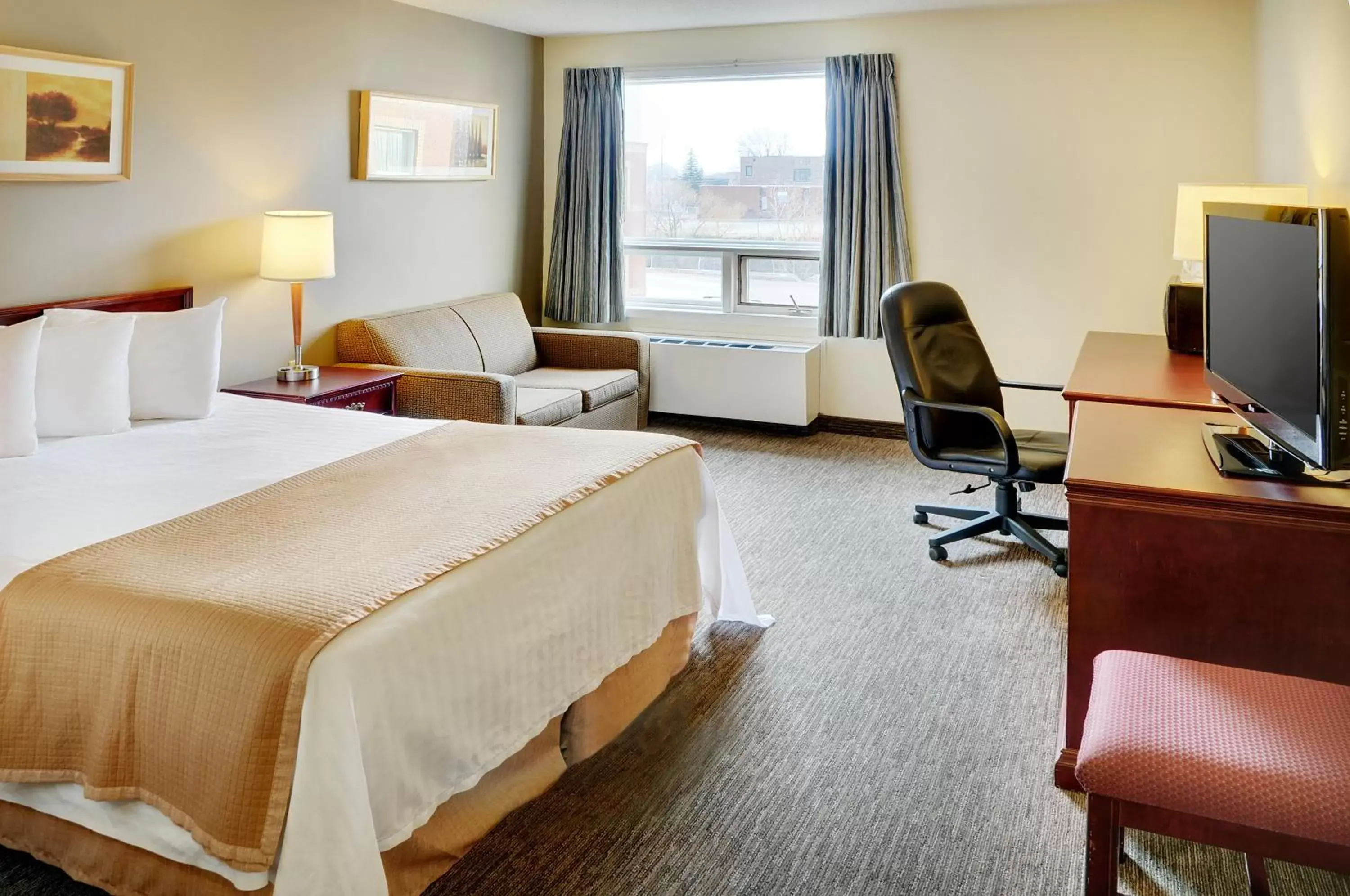 Photo of the whole room in Travelodge Hotel by Wyndham Sudbury