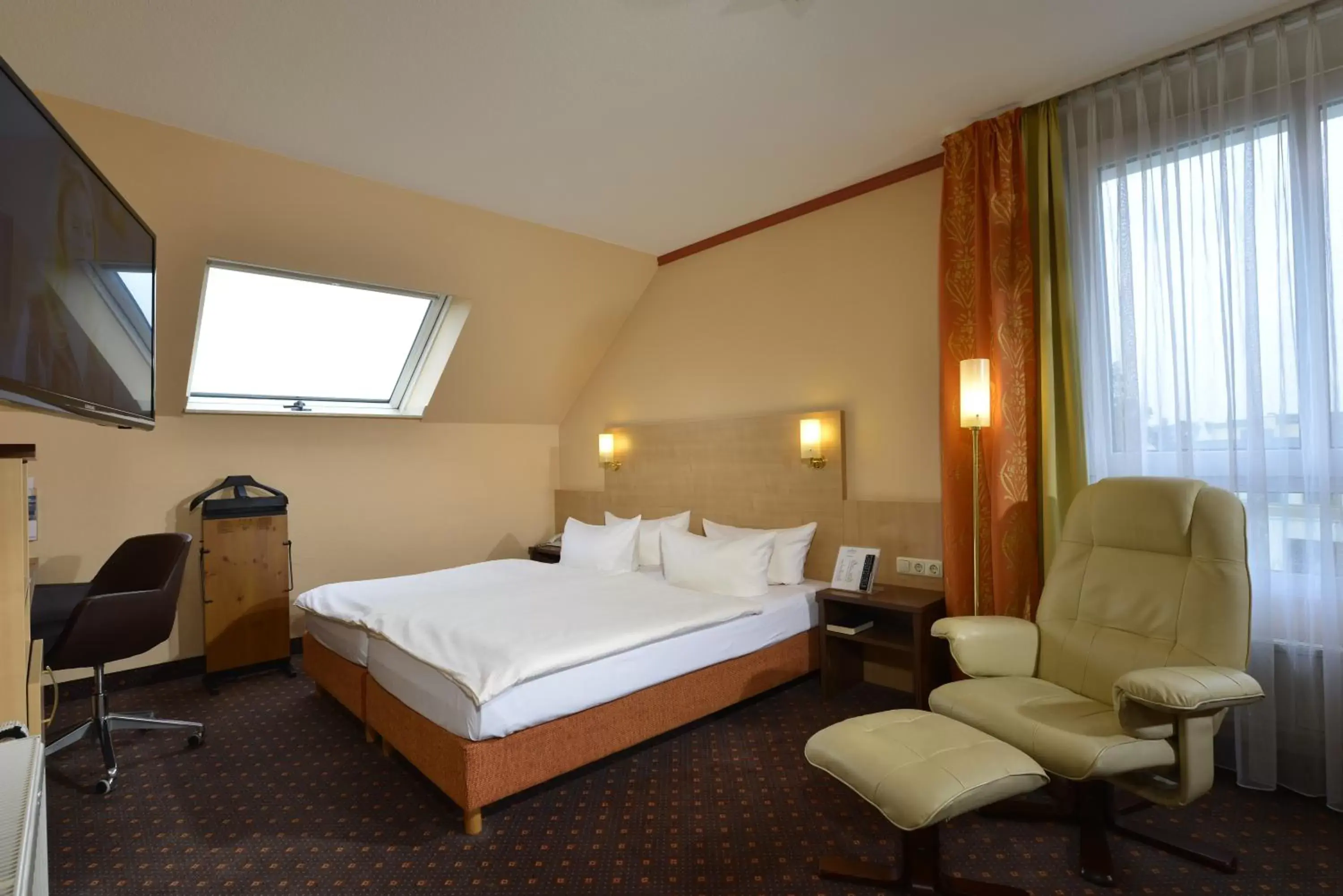 Photo of the whole room, Bed in Sure Hotel by Best Western Hilden-Düsseldorf