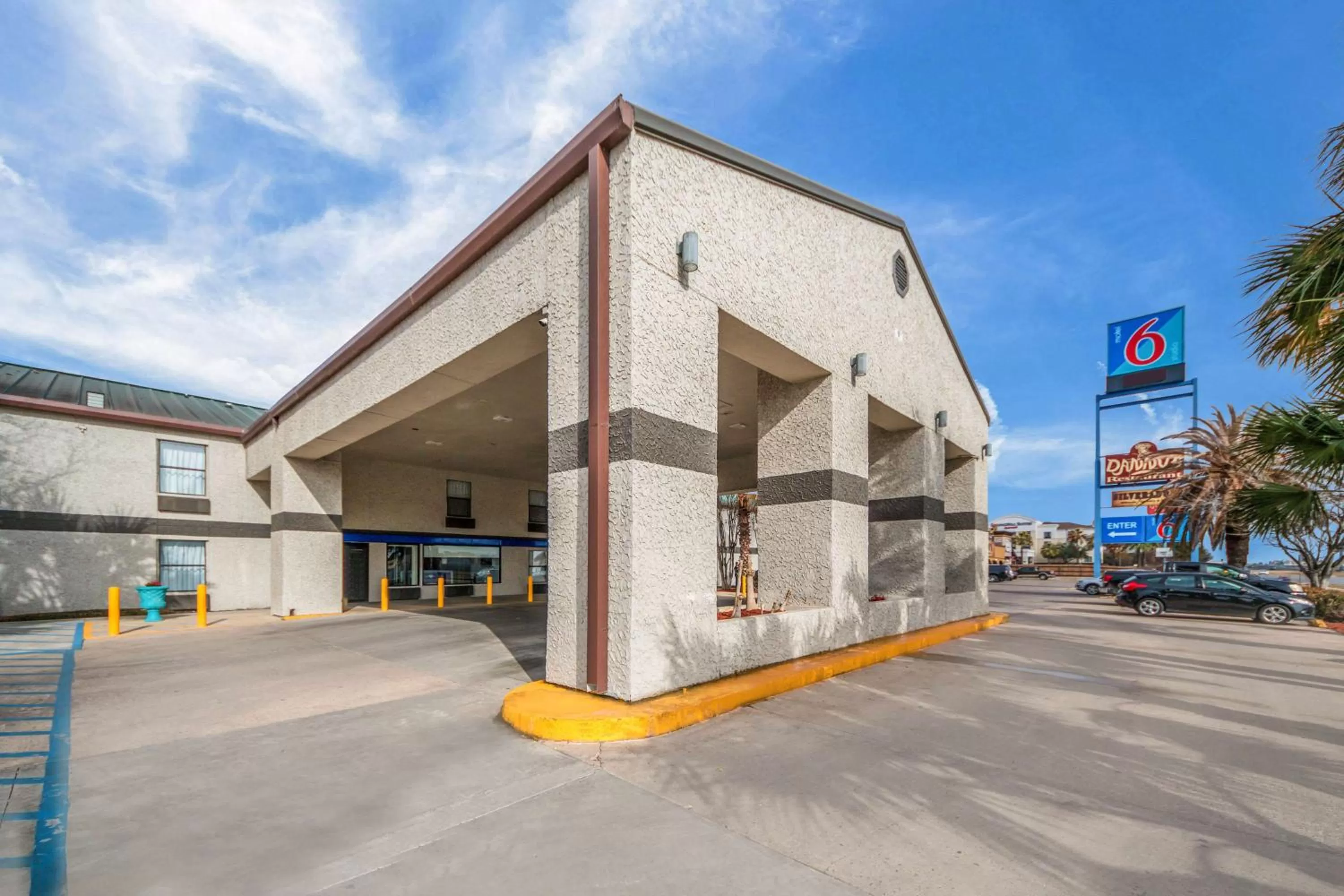 Property building in Motel 6-Laredo, TX - North I-35