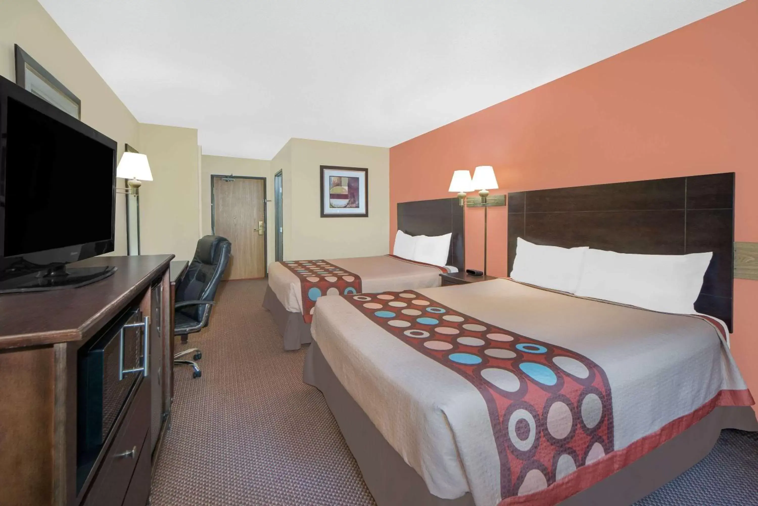 Photo of the whole room, Bed in Super 8 by Wyndham Ottumwa