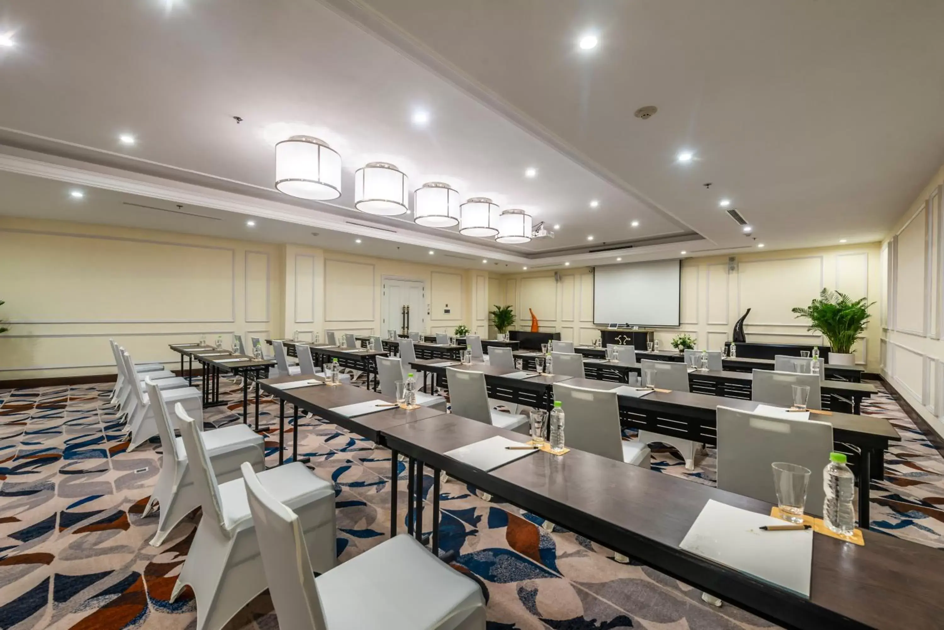 Meeting/conference room, Restaurant/Places to Eat in Vinpearl Resort Nha Trang