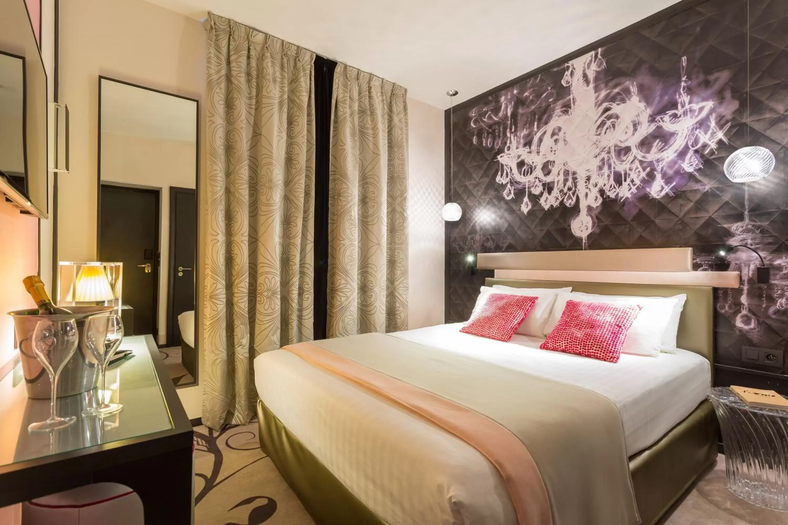 Bedroom, Bed in Hotel Yllen Eiffel