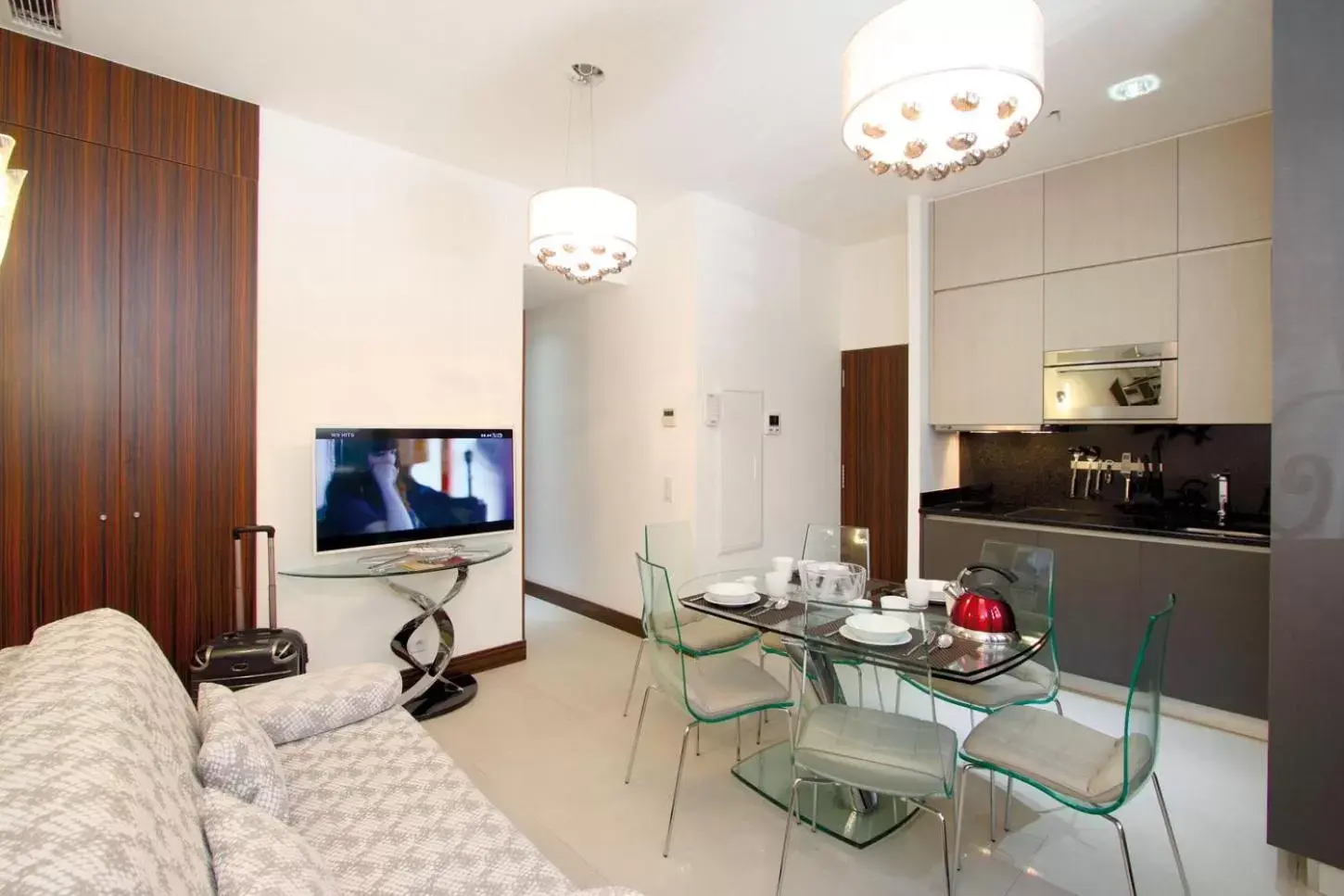 Kitchen or kitchenette, Dining Area in GOLDEN TULIP CANNES HOTEL de PARIS