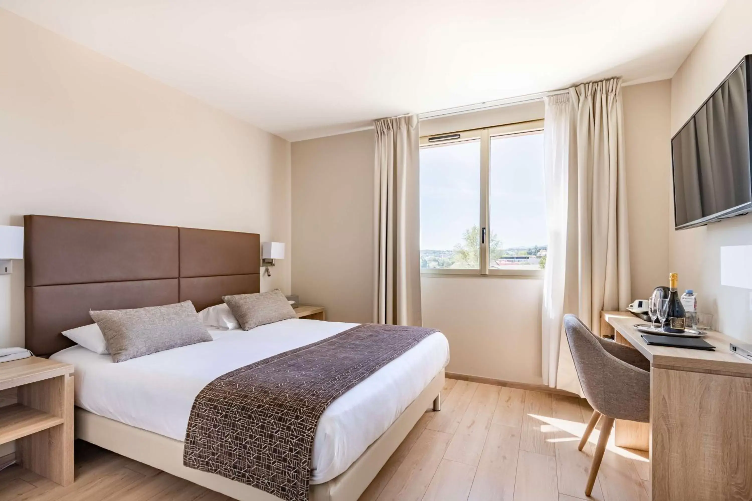 Bedroom, Bed in Best Western Hôtel des Barolles - Lyon Sud