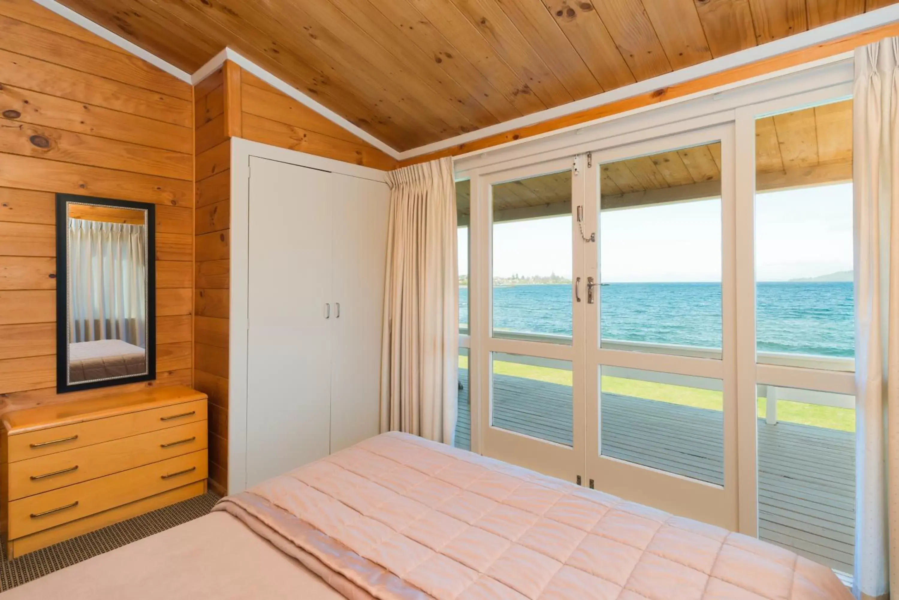 Lake view, Bed in Oasis Beach Motel Lake view, Bed in Oasis Beach Motel