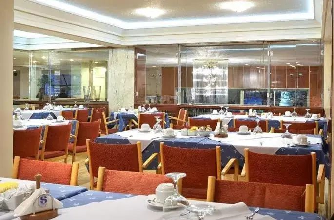 Restaurant/Places to Eat in Hotel Samaras