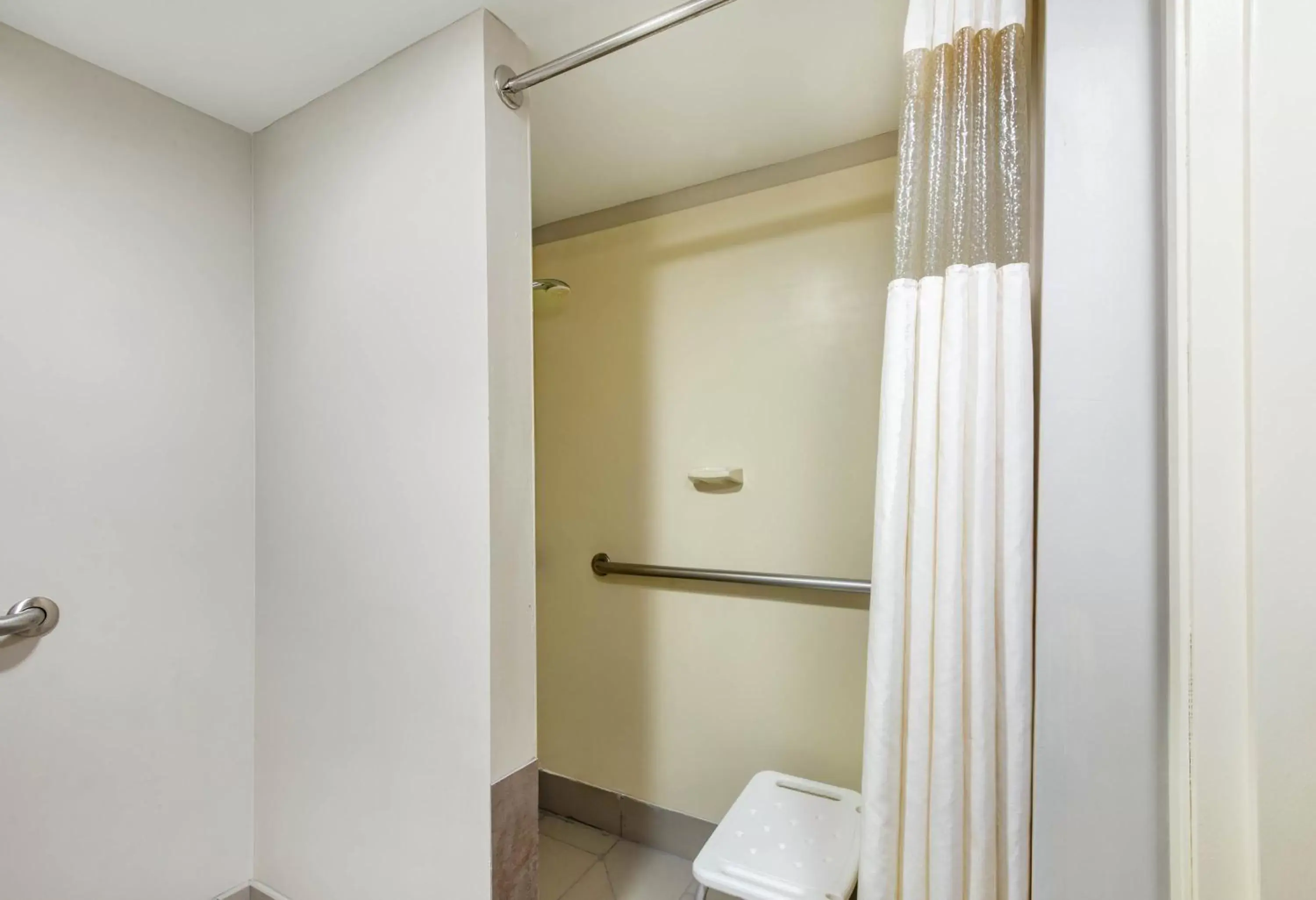 Bathroom in La Quinta by Wyndham Newark - Elkton