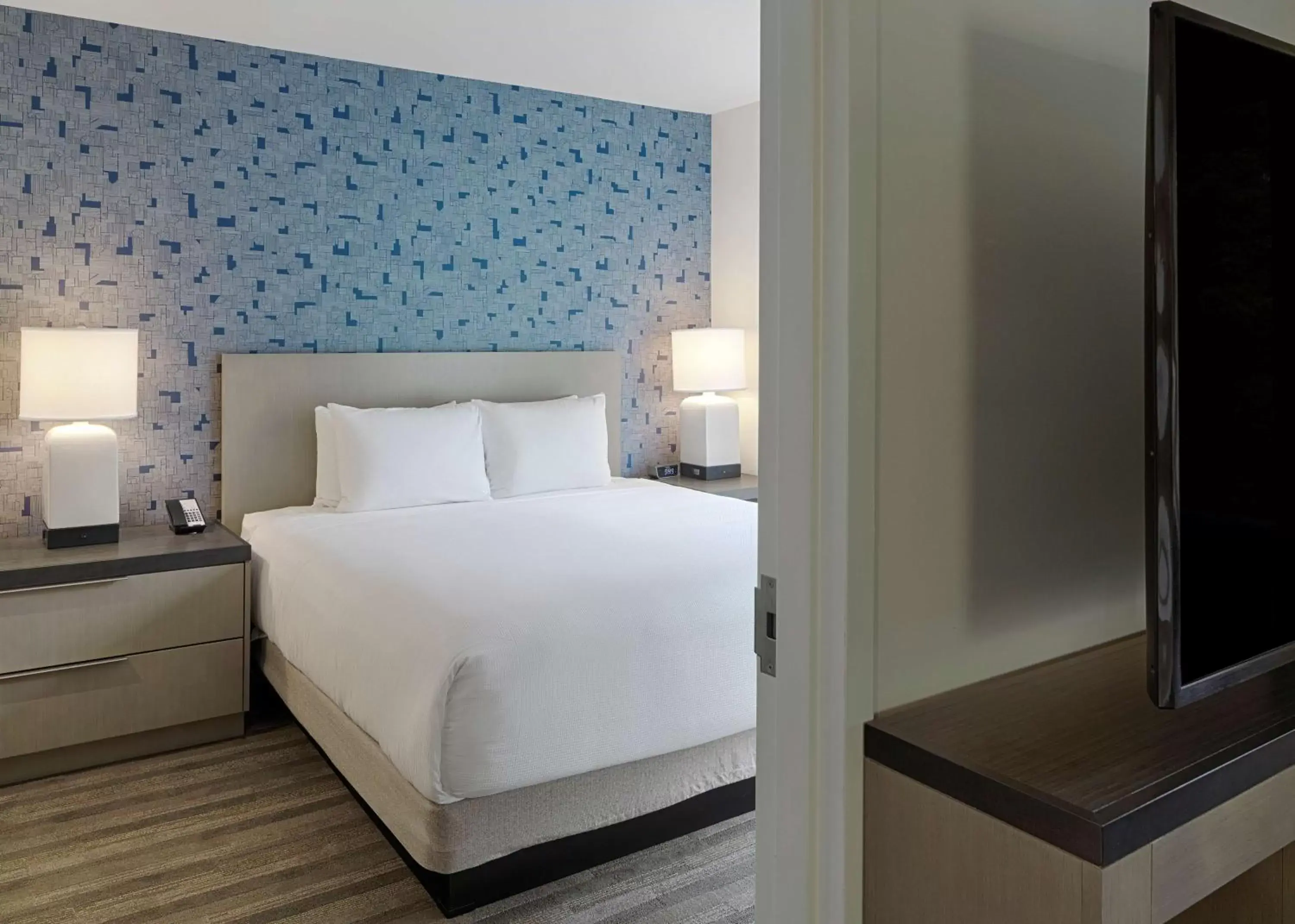 Photo of the whole room, Bed in Hyatt House Columbus OSU Short North Photo of the whole room, Bed in Hyatt House Columbus OSU Short North