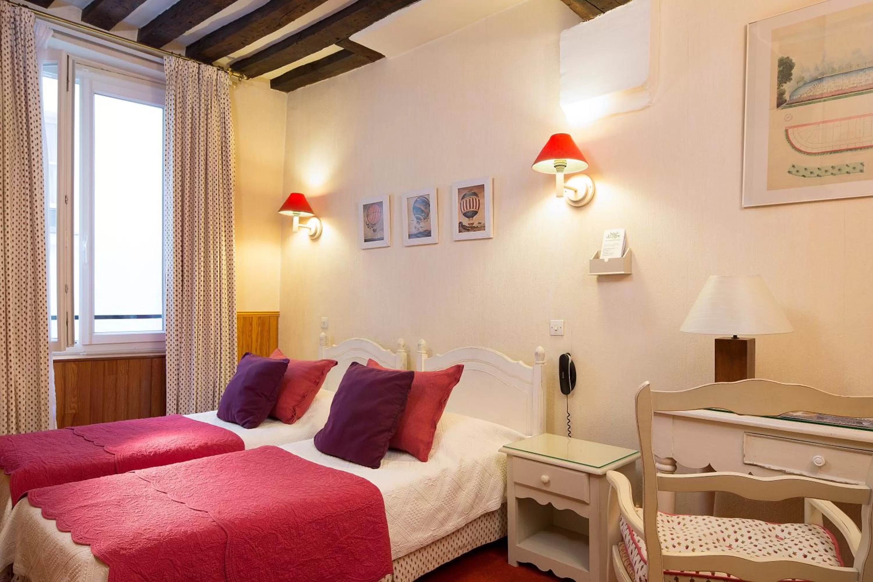 Bed in Hôtel du Cygne Paris