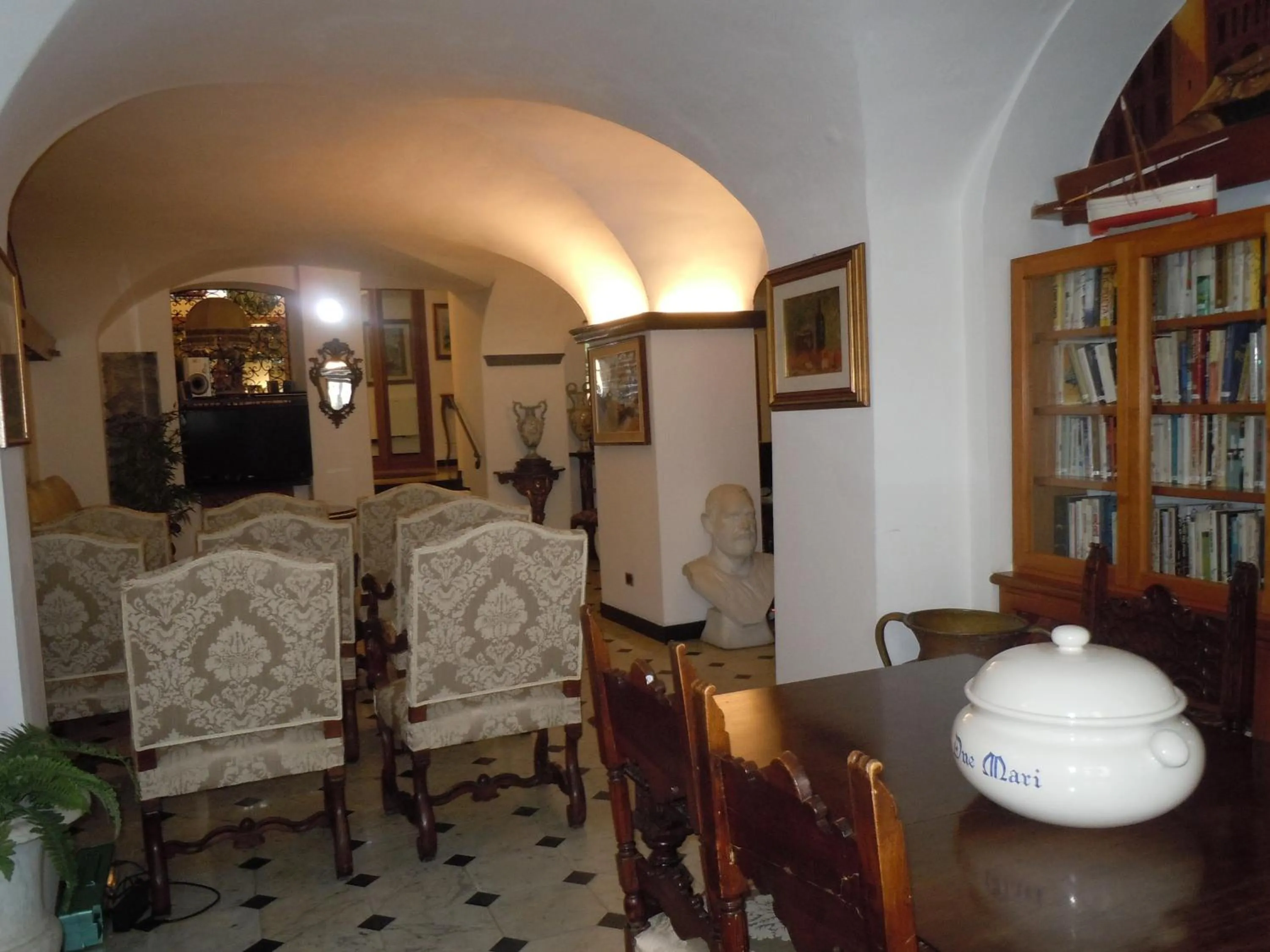 Communal lounge/ TV room in Hotel Due Mari