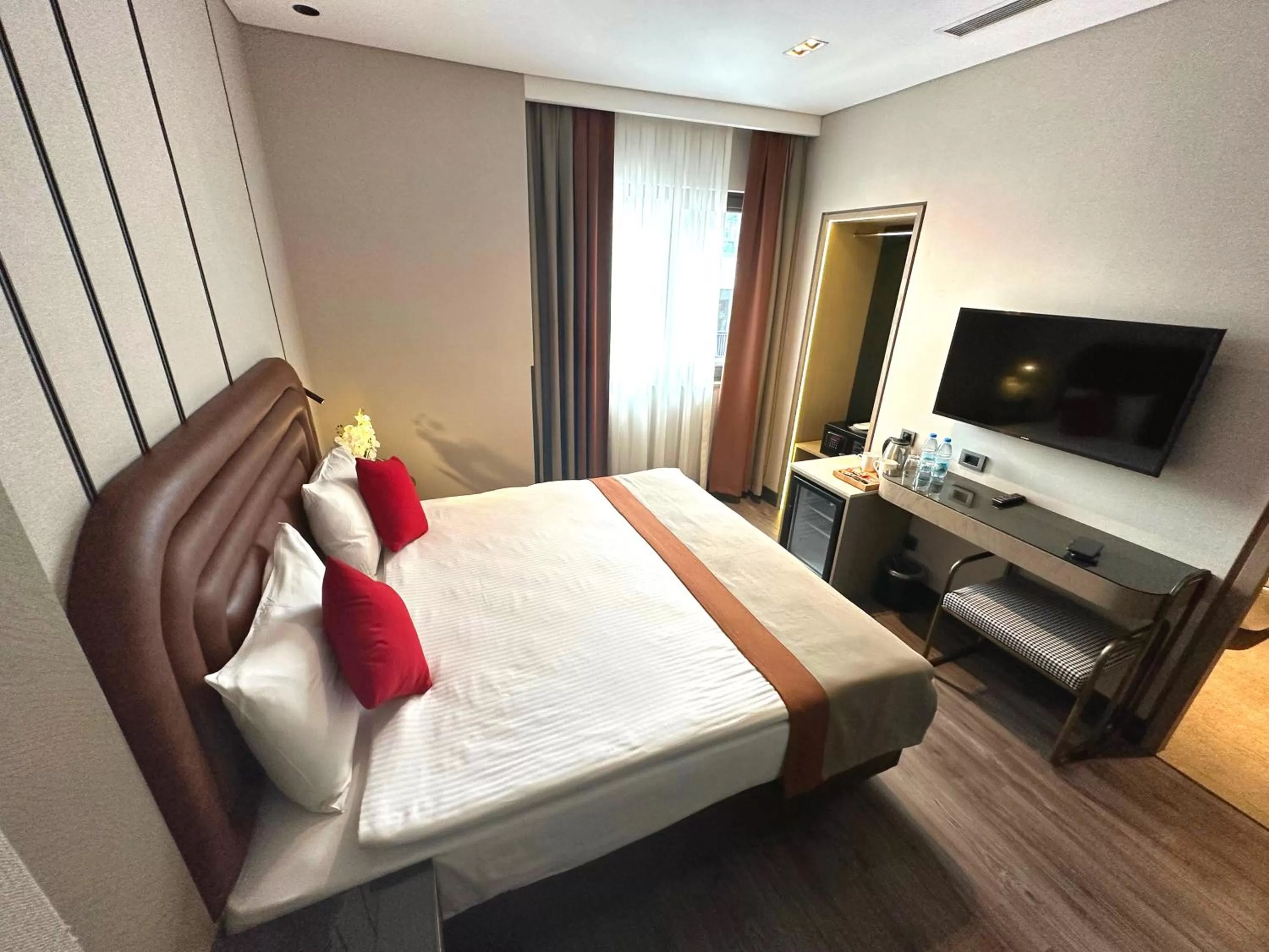 Photo of the whole room, Bed in Edition Old City Hotel