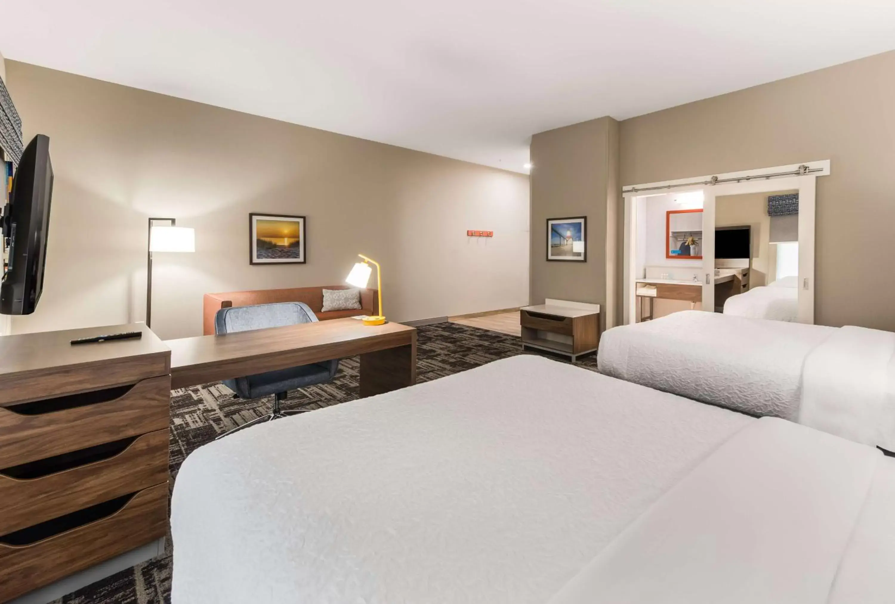 Bedroom, Bed in Hampton Inn & Suites Benton Harbor, MI