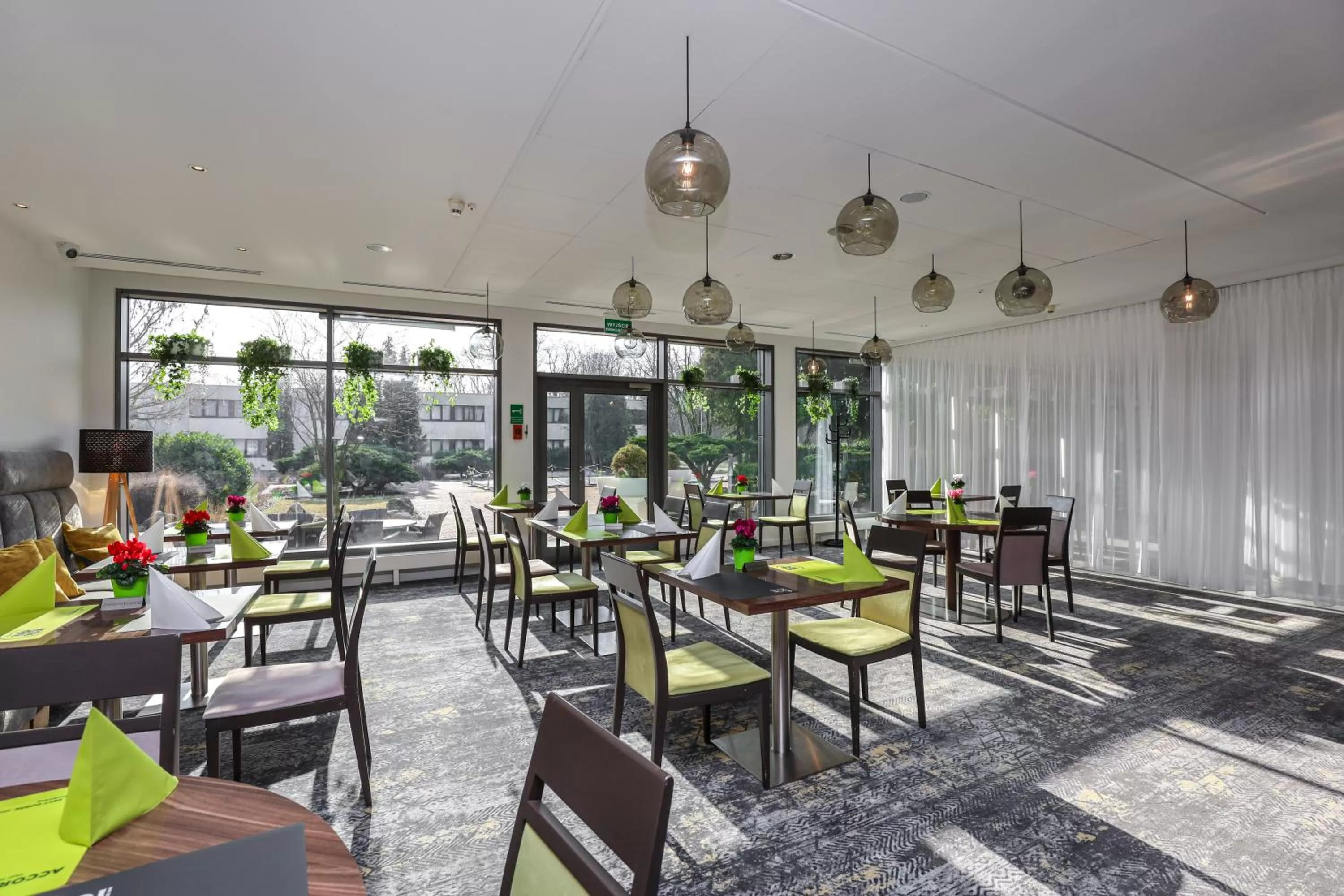 Restaurant/places to eat in Novotel Poznań Malta