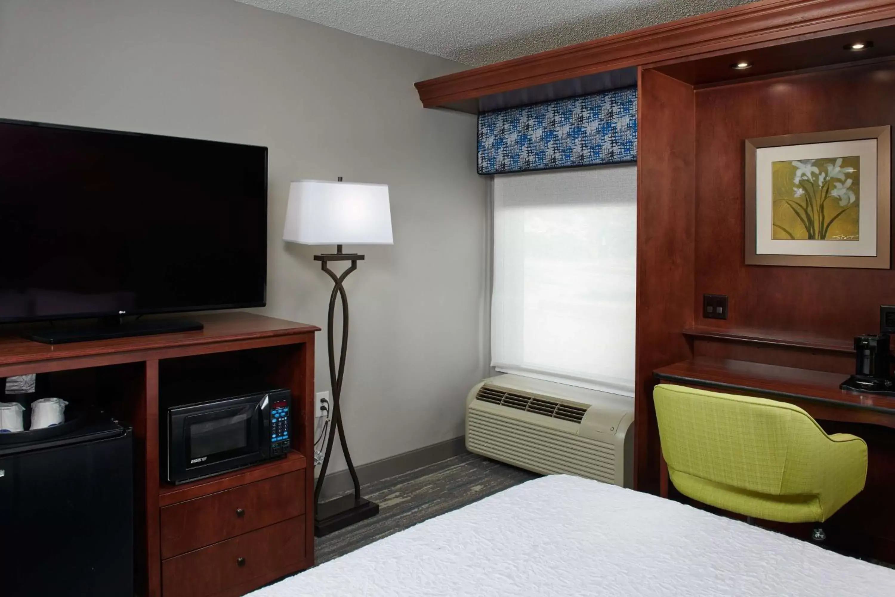 Living room, TV/Entertainment Center in Hampton Inn Atlanta-Cumberland Mall/Cobb Galleria Area