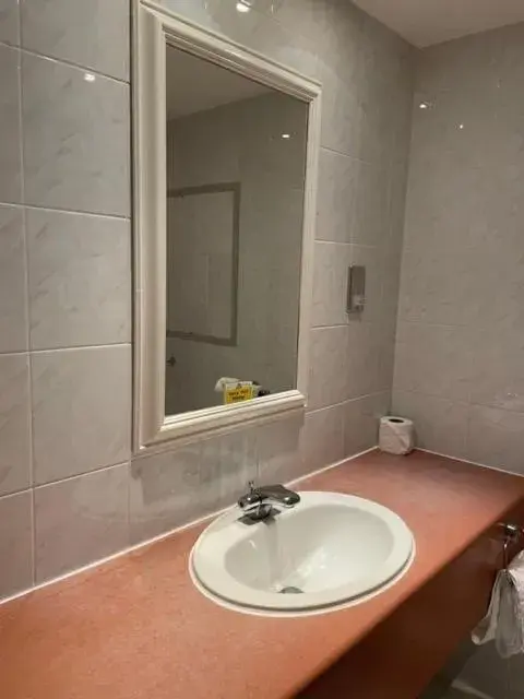 Bathroom in Best Western Ipswich Hotel