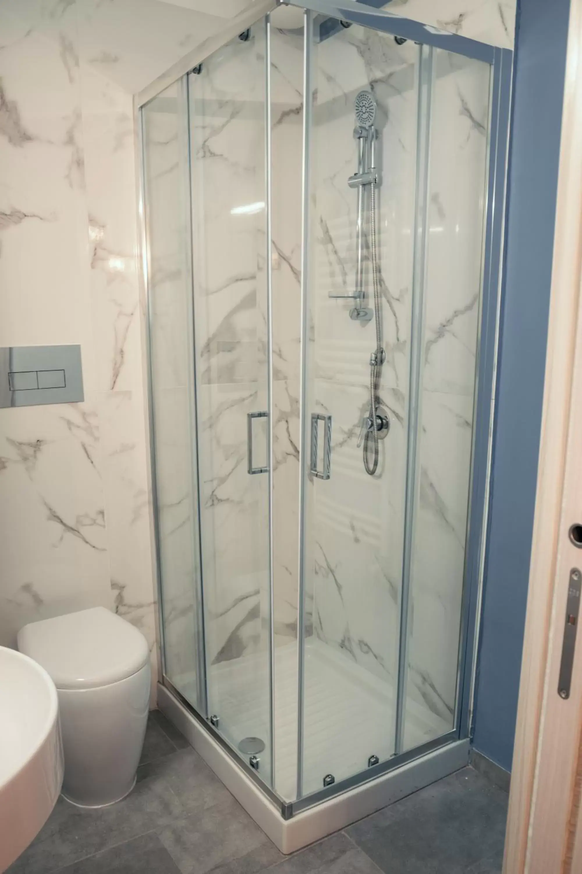 Shower, Bathroom in Bike Hotel Touring Gardone Riviera & Private Wellness