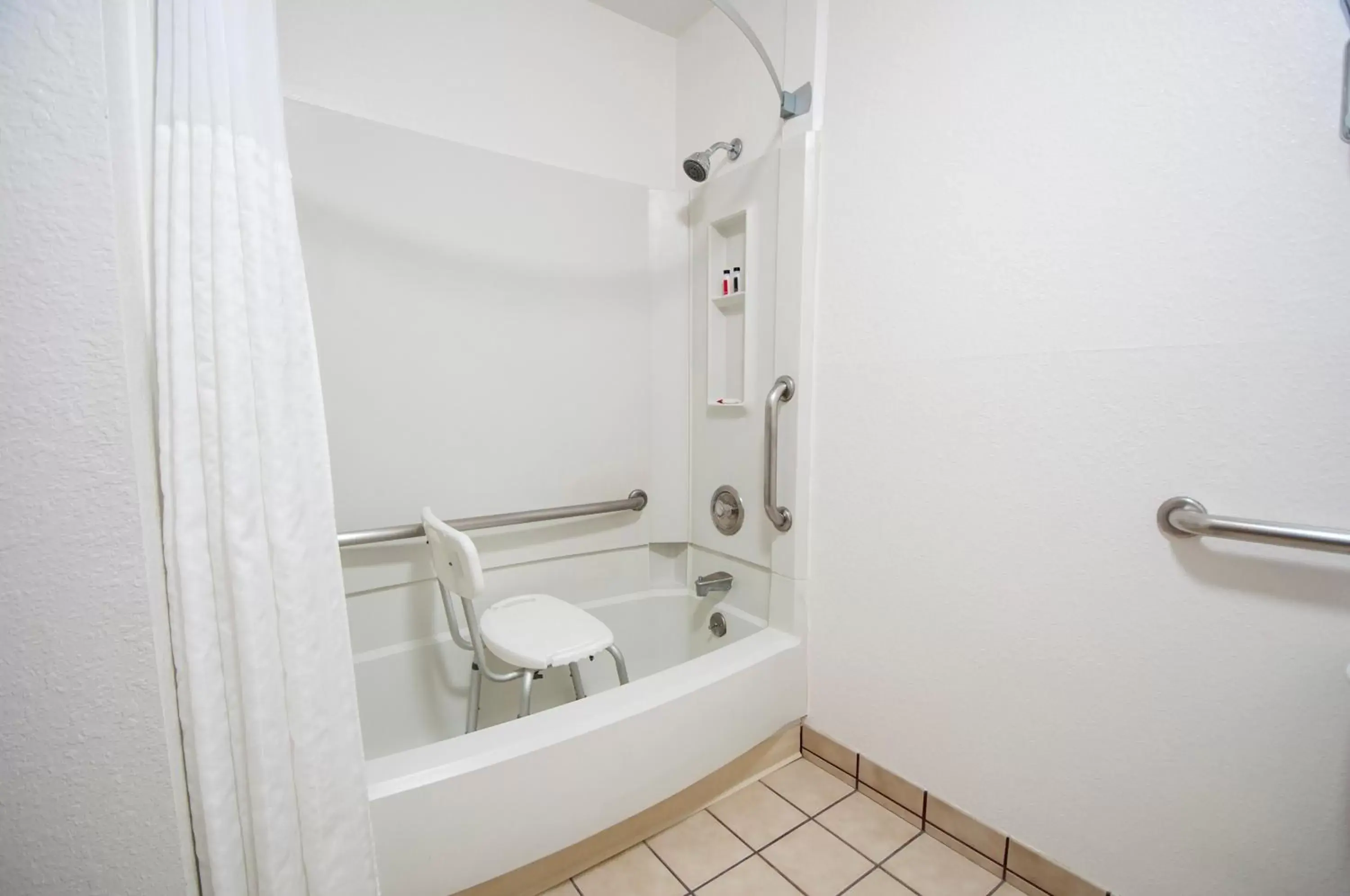 Shower, Bathroom in Quality Inn Wenatchee near Leavenworth