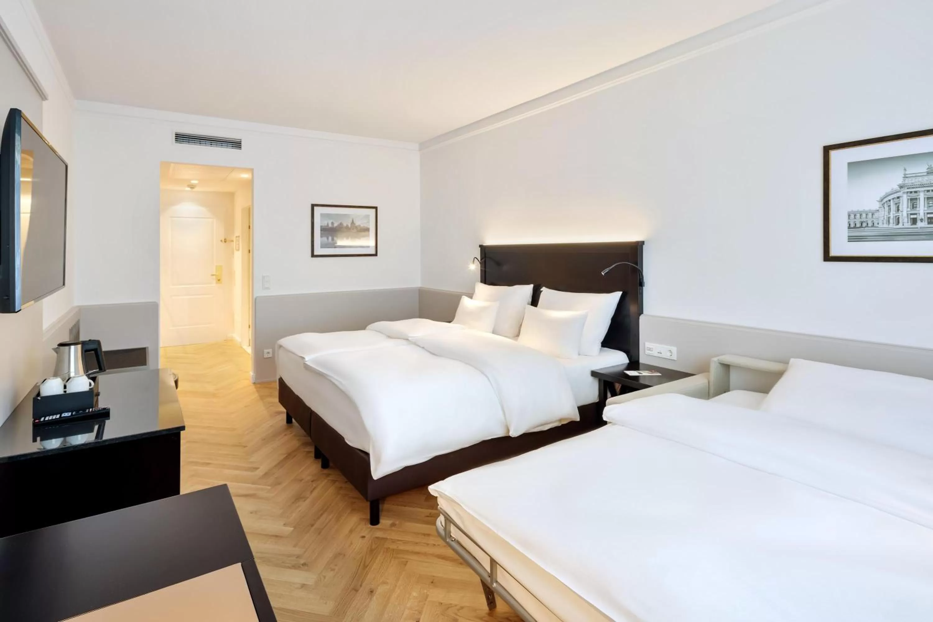 Photo of the whole room, Bed in Austria Trend Parkhotel Schönbrunn Wien