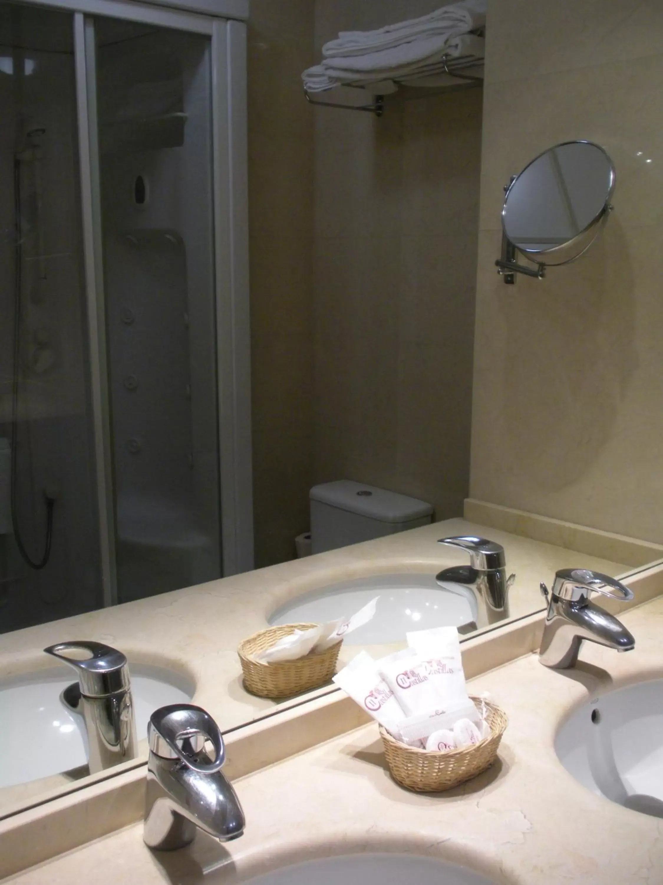 Bathroom in II Castillas Madrid Bathroom in II Castillas Madrid