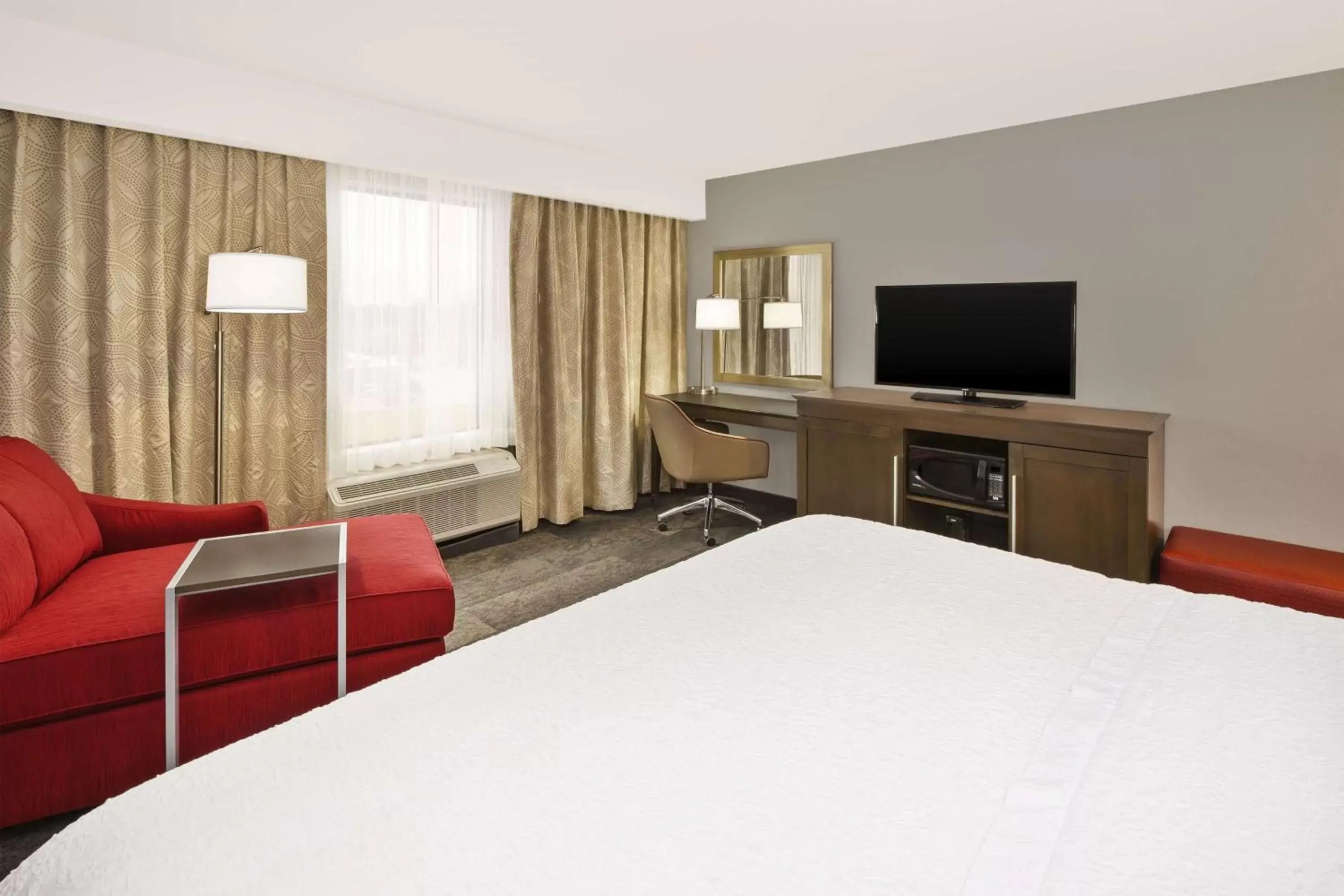 Bed, TV/Entertainment Center in Hampton Inn by Hilton Detroit Dearborn, MI