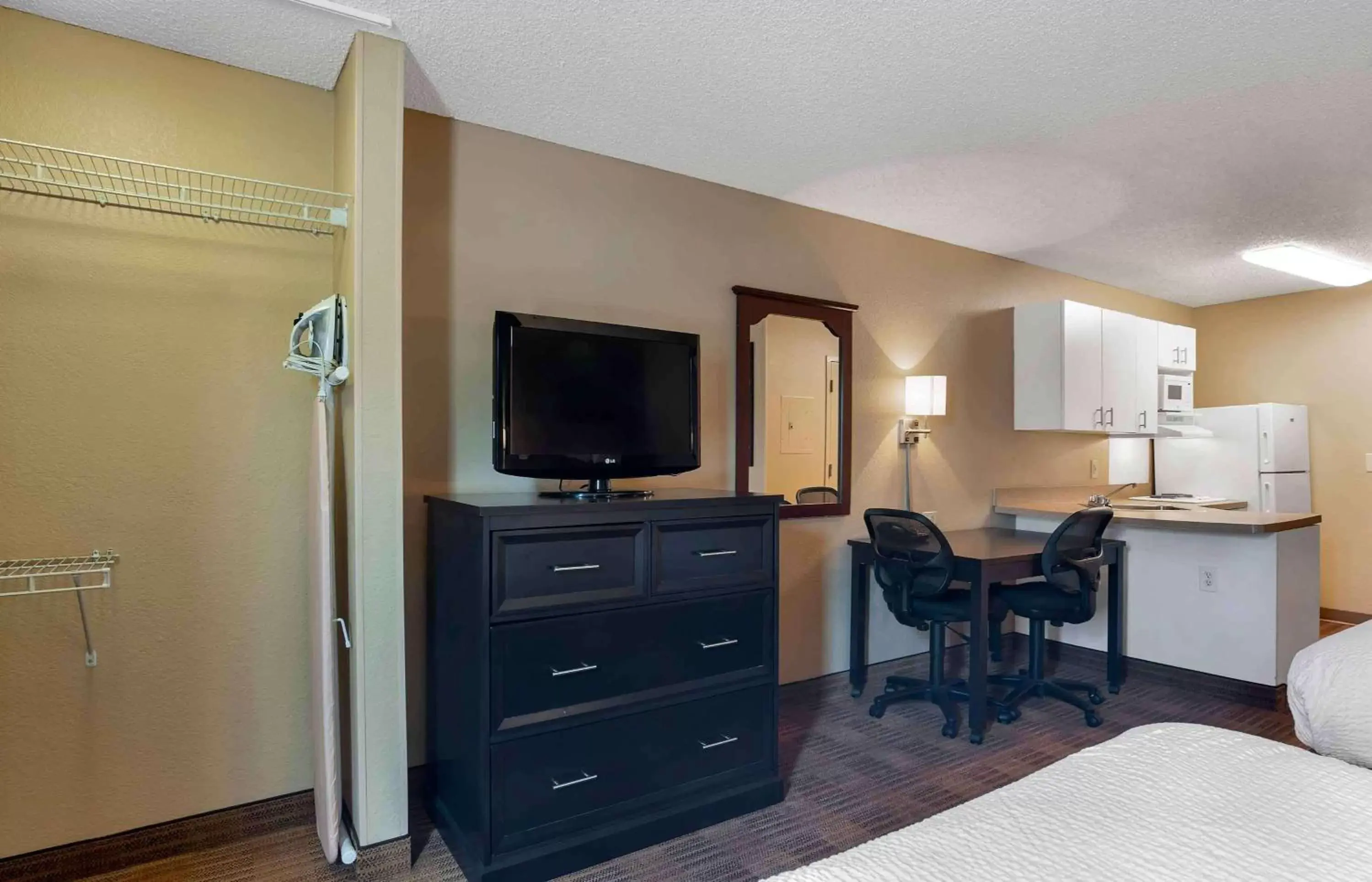 Bedroom, TV/Entertainment Center in Extended Stay America Suites - San Diego - Oceanside