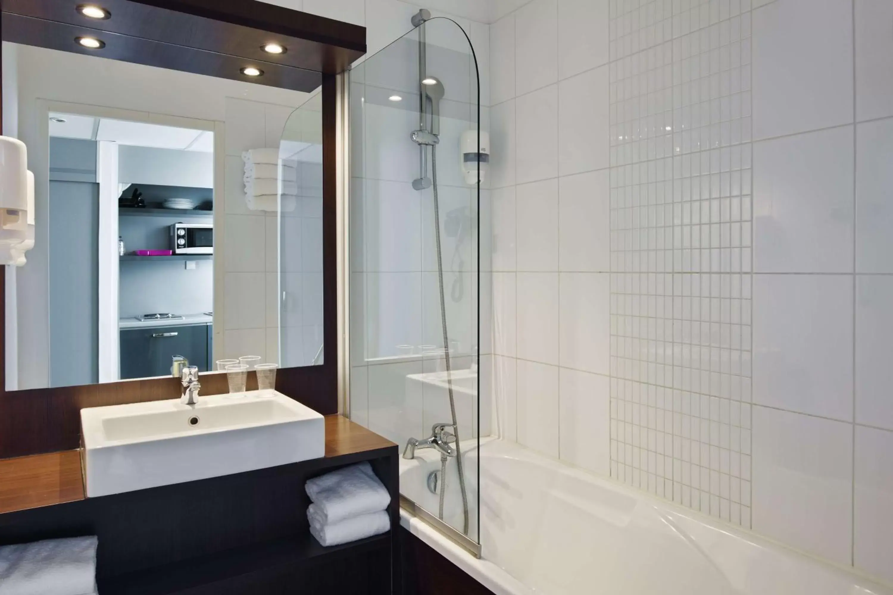 Toilet, Bathroom in Sure Hotel by Best Western Nantes Beaujoire