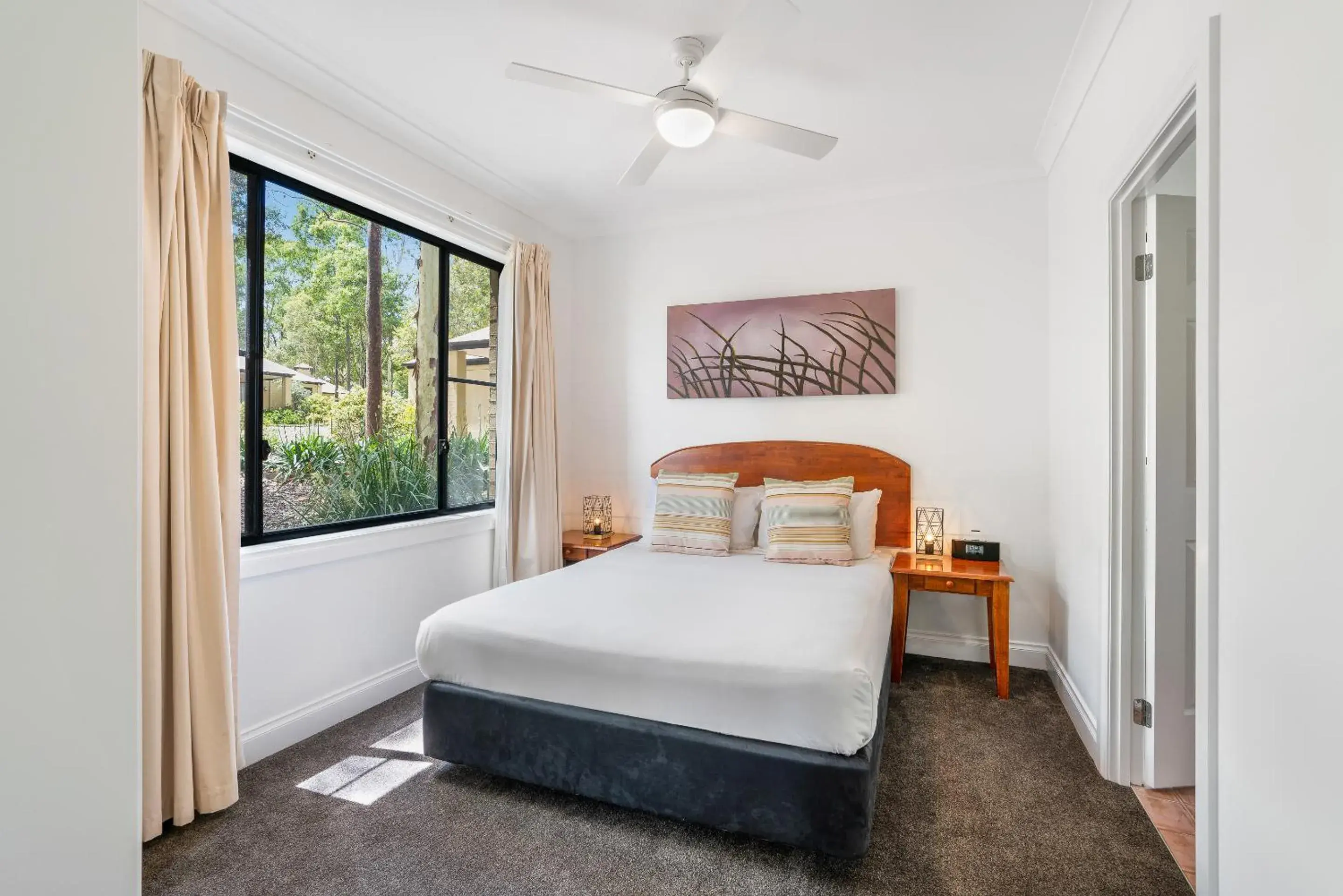 Property building, Bed in Leisure Inn Pokolbin Hill